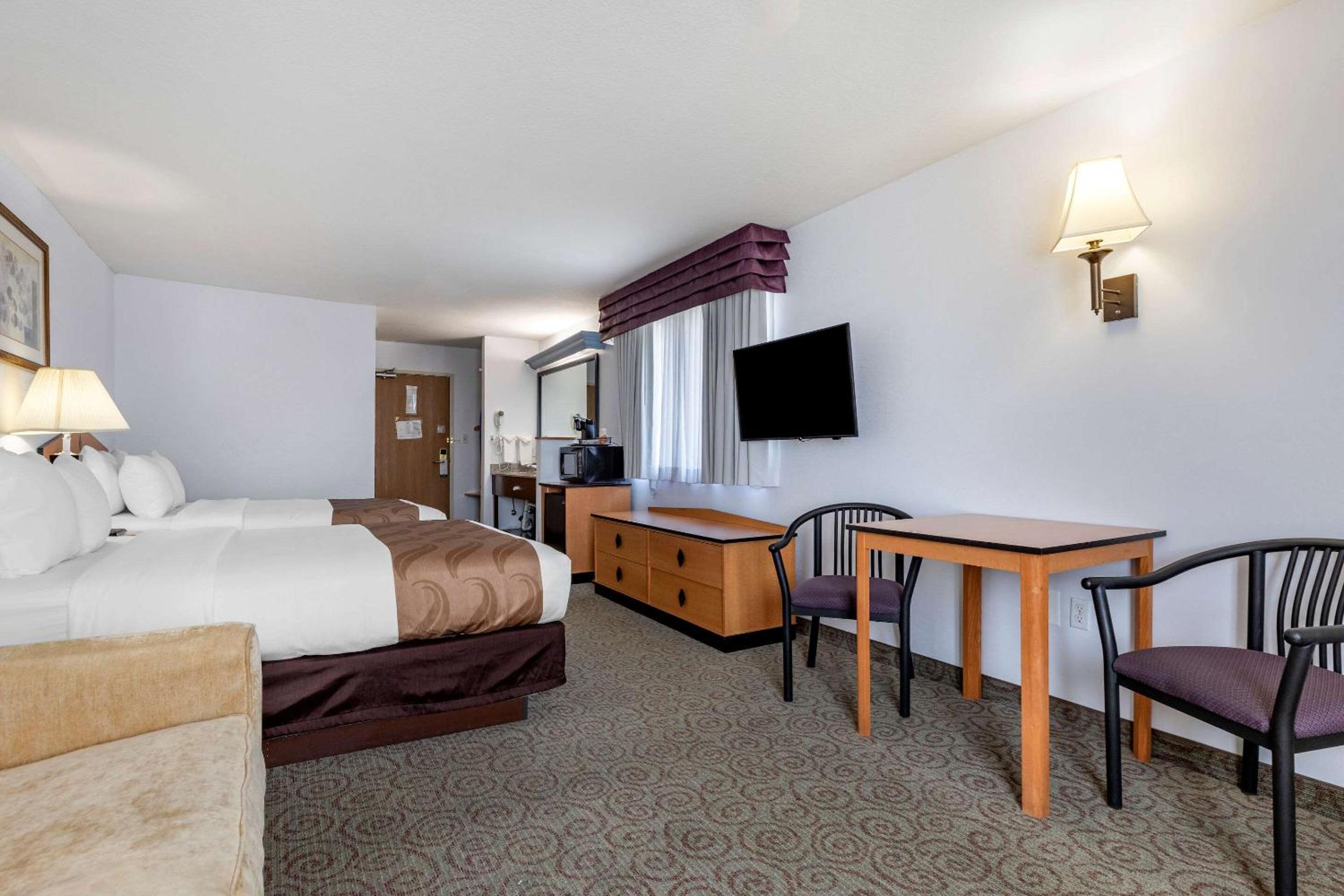 Queen Room with Two Queen Beds - Non-Smoking - Photo 3