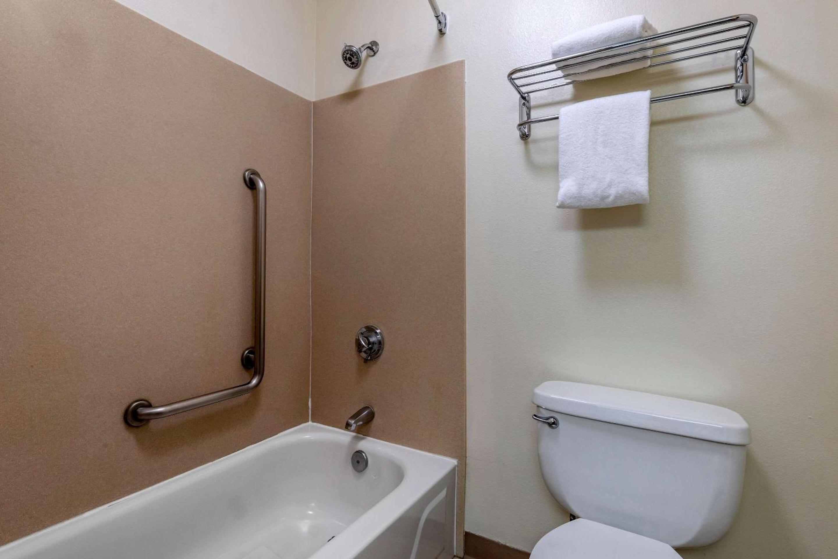 King Suite - Non-Smoking - Photo 2
