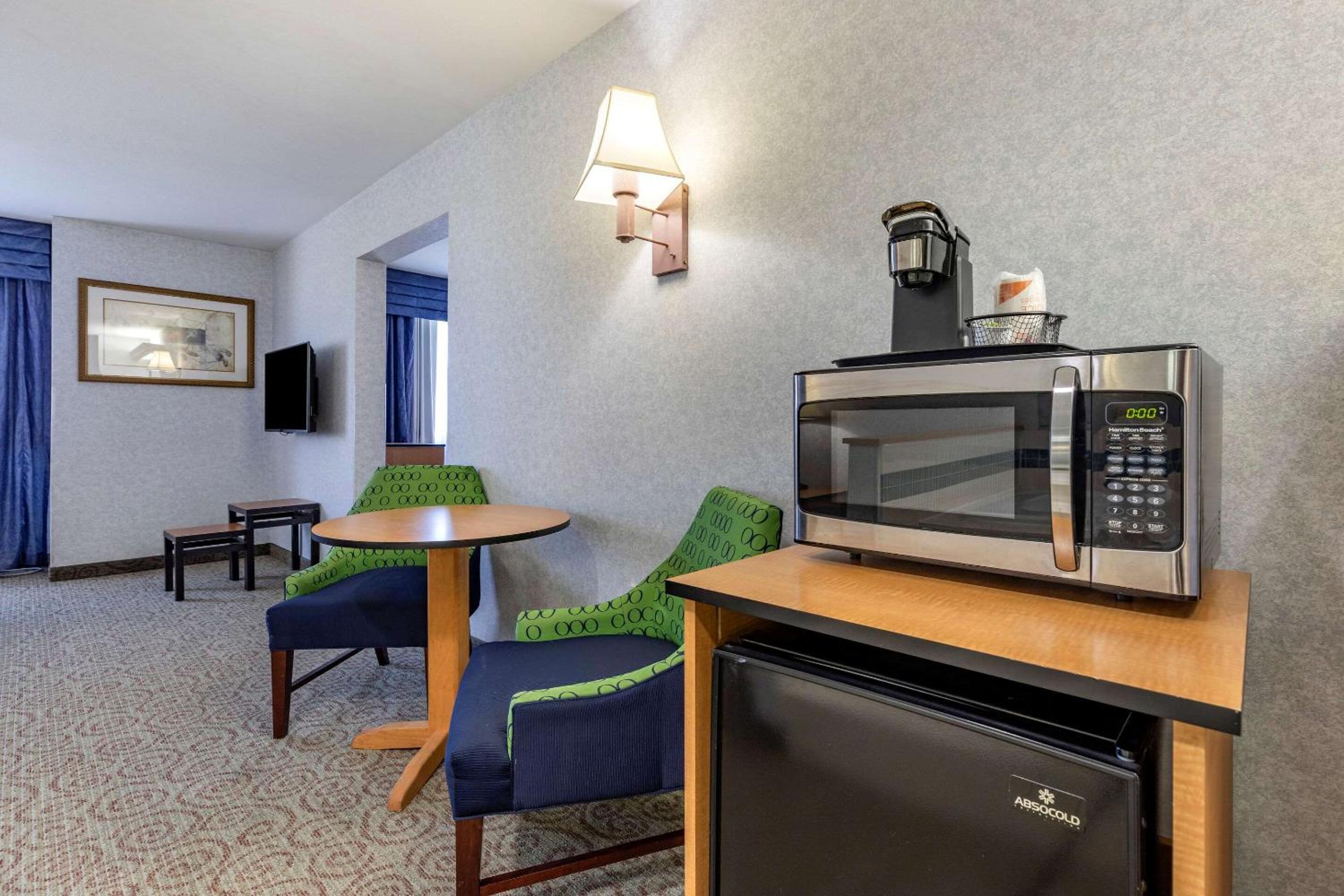 King Suite - Non-Smoking - Photo 5