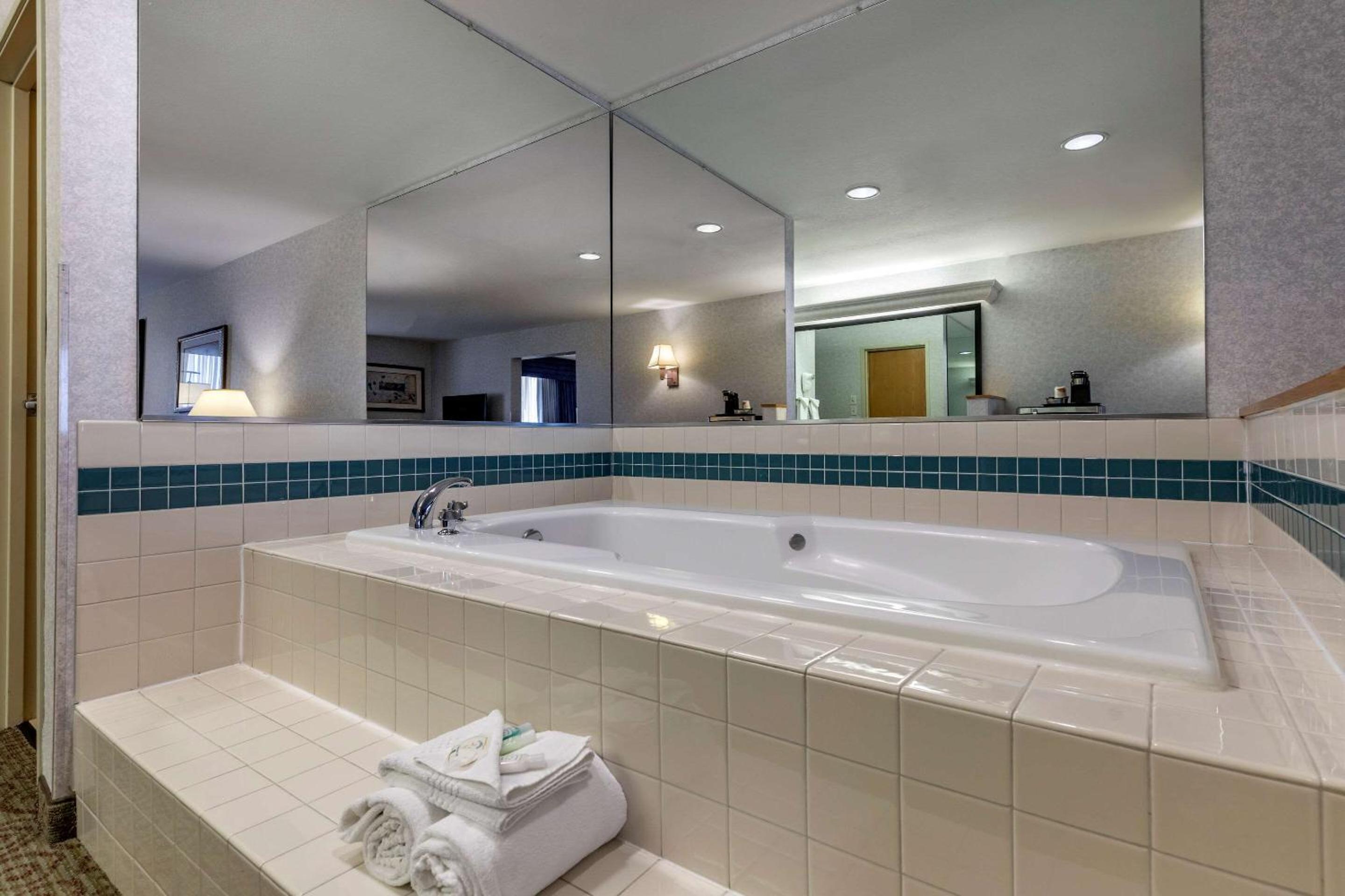 King Suite - Non-Smoking - Photo 3