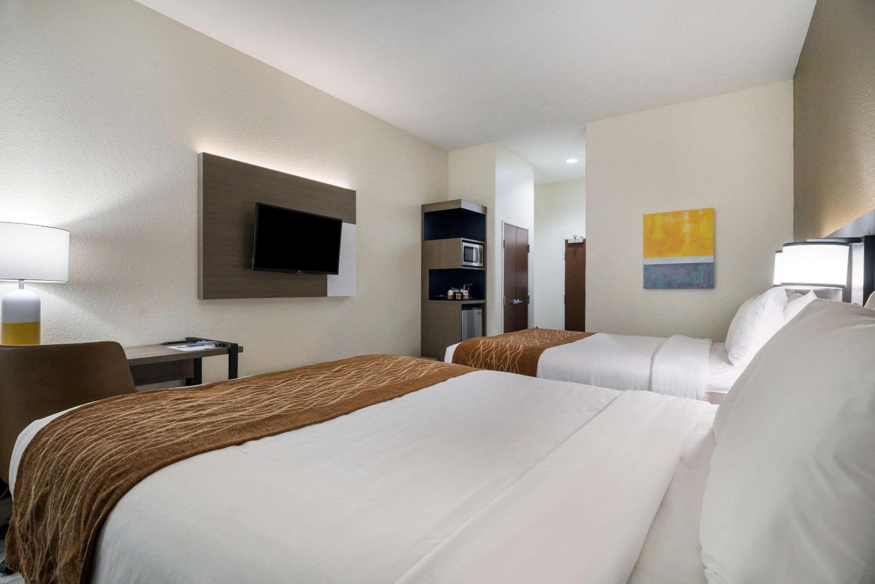 Queen Room with Two Queen Beds - Non-Smoking photo 2
