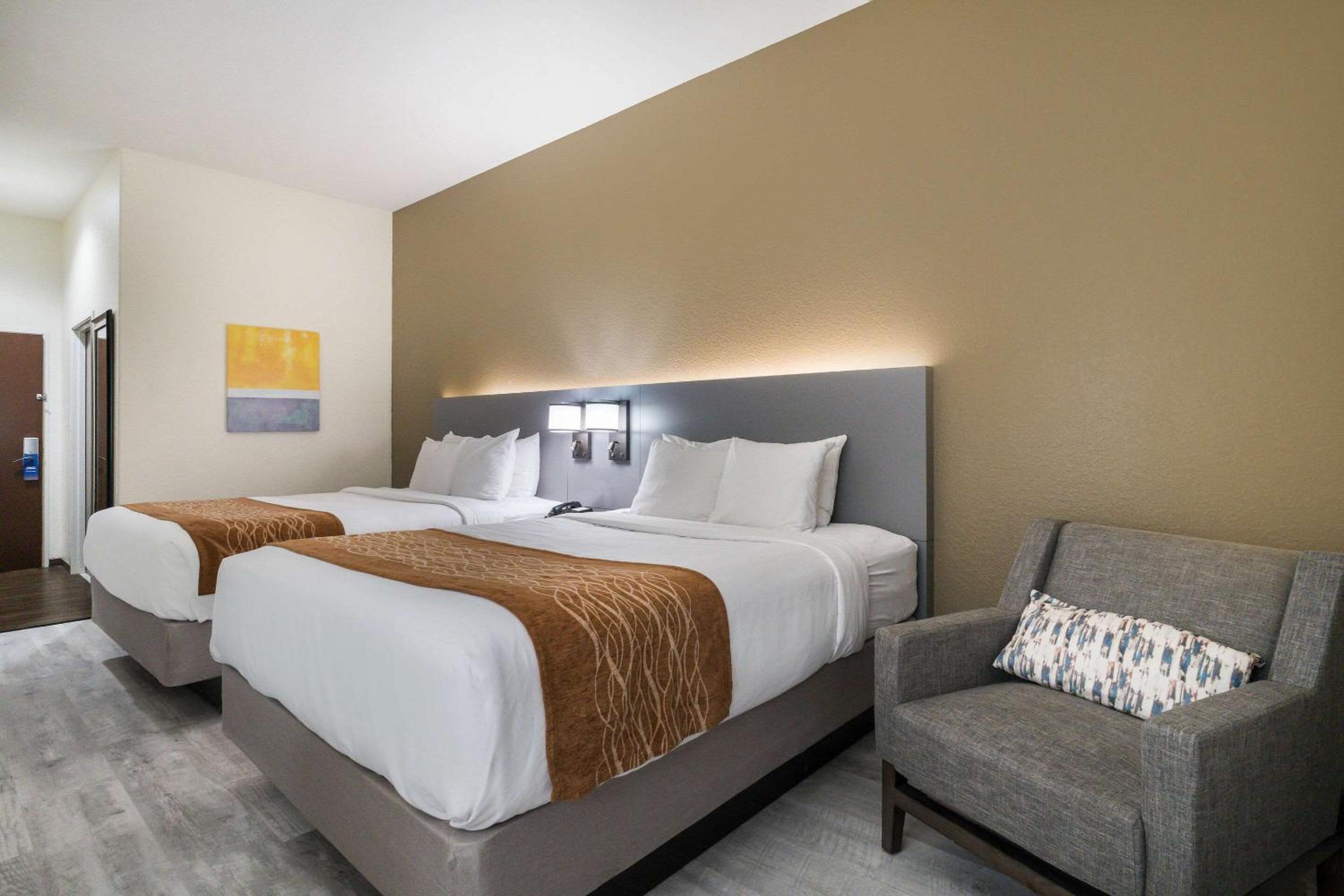 Queen Room with Two Queen Beds - Non-Smoking photo 1