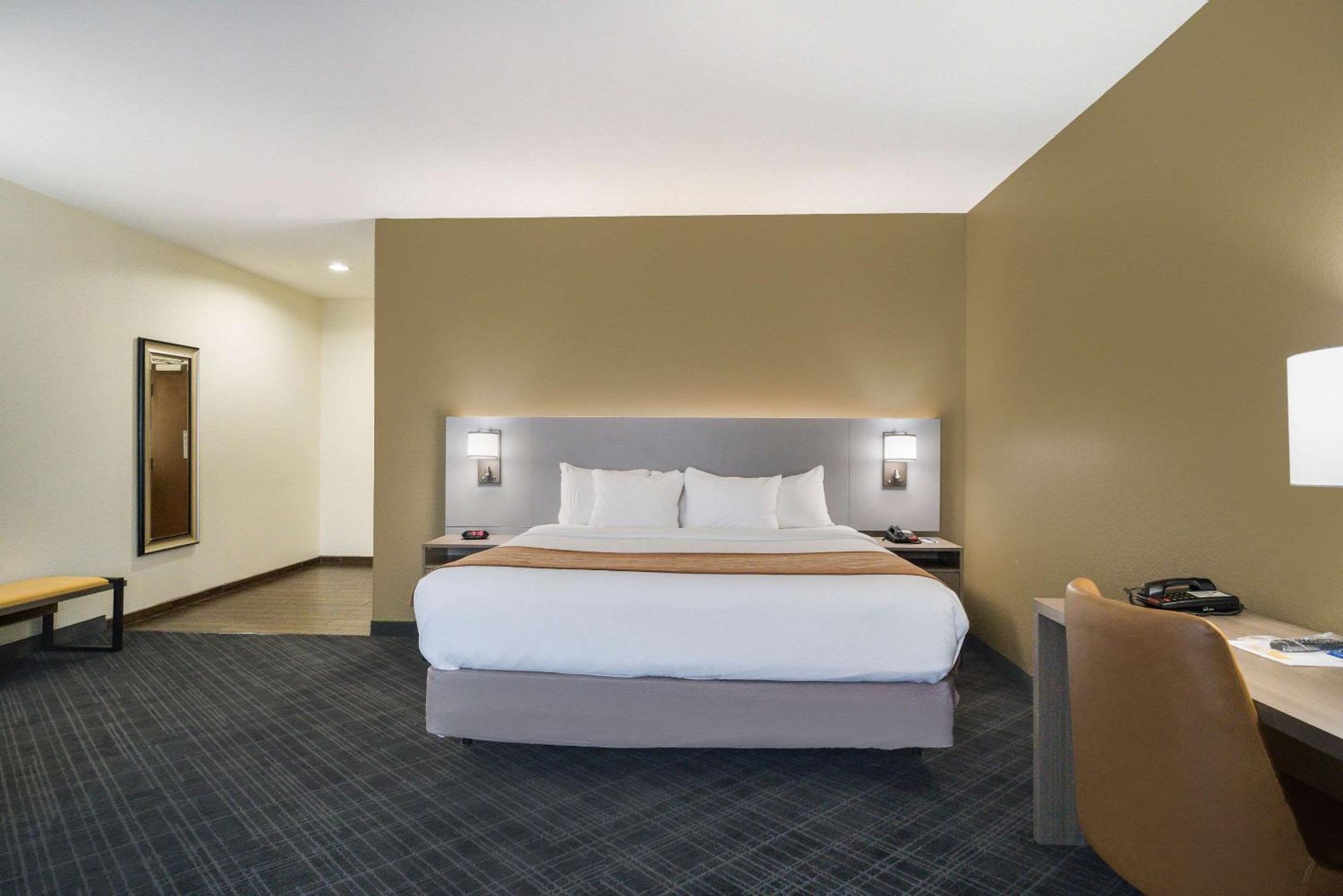 King Room with Whirlpool - Accessible/Non-Smoking photo 3