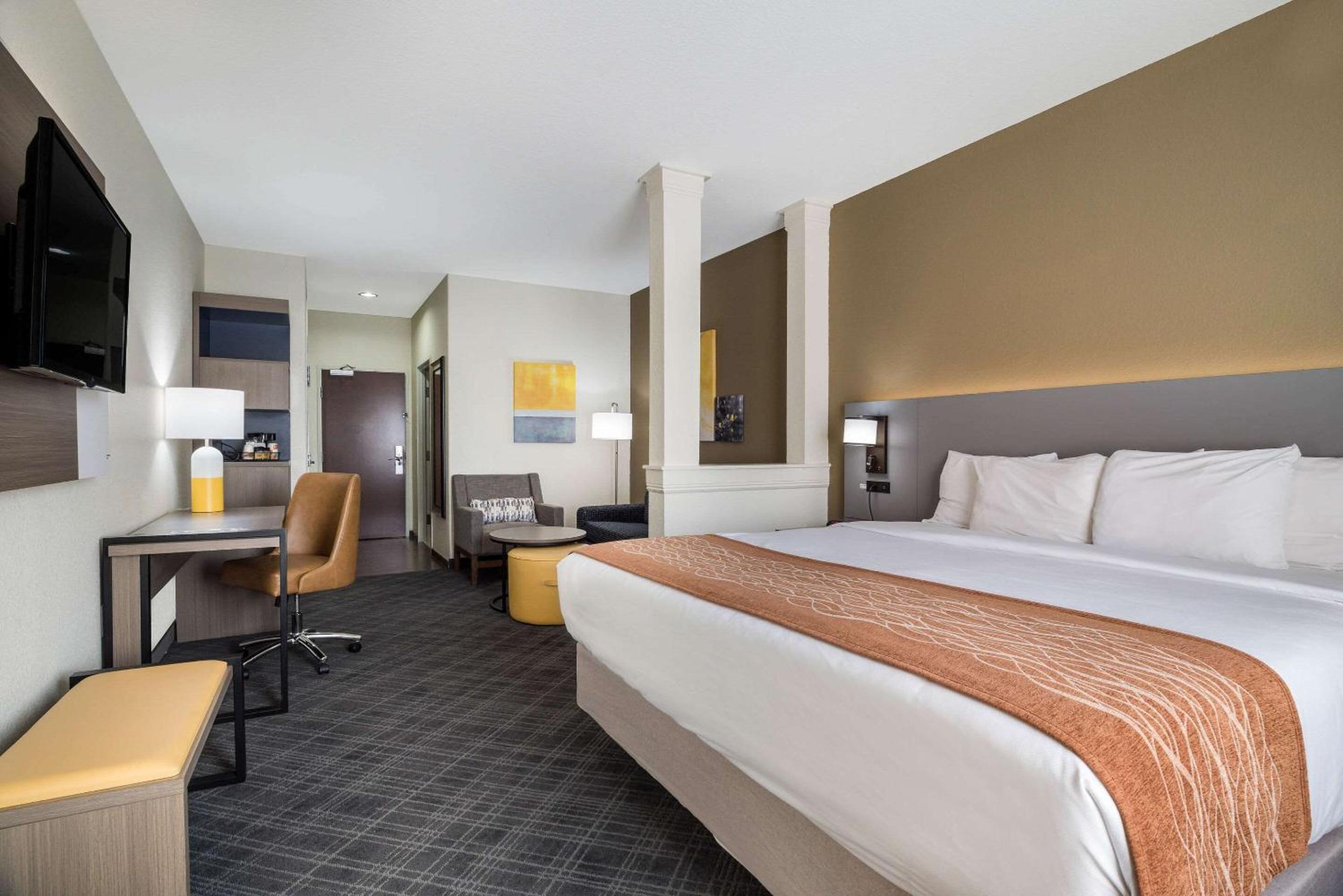King Suite - Accessible/Non-Smoking photo 2