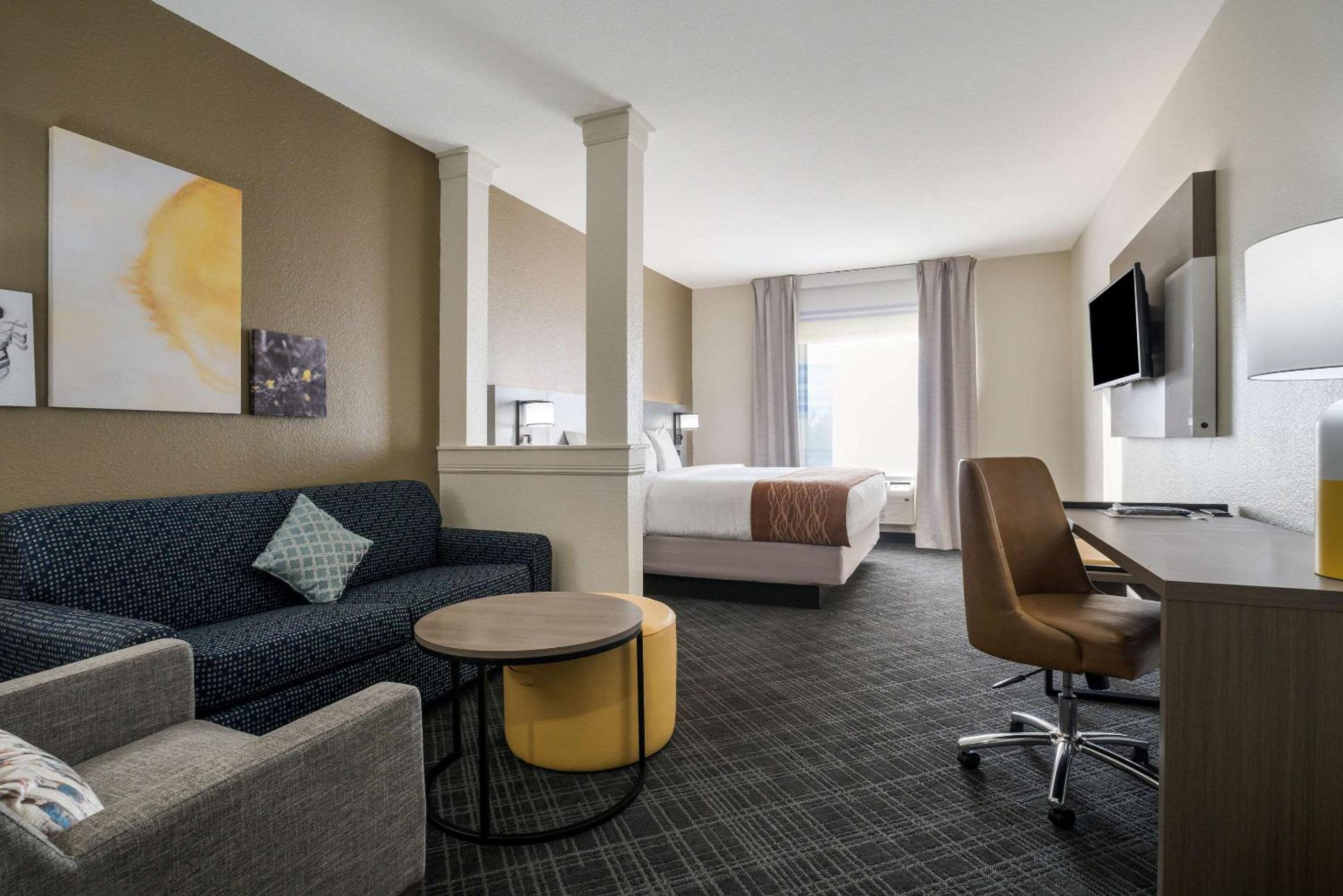 King Suite - Accessible/Non-Smoking photo 3