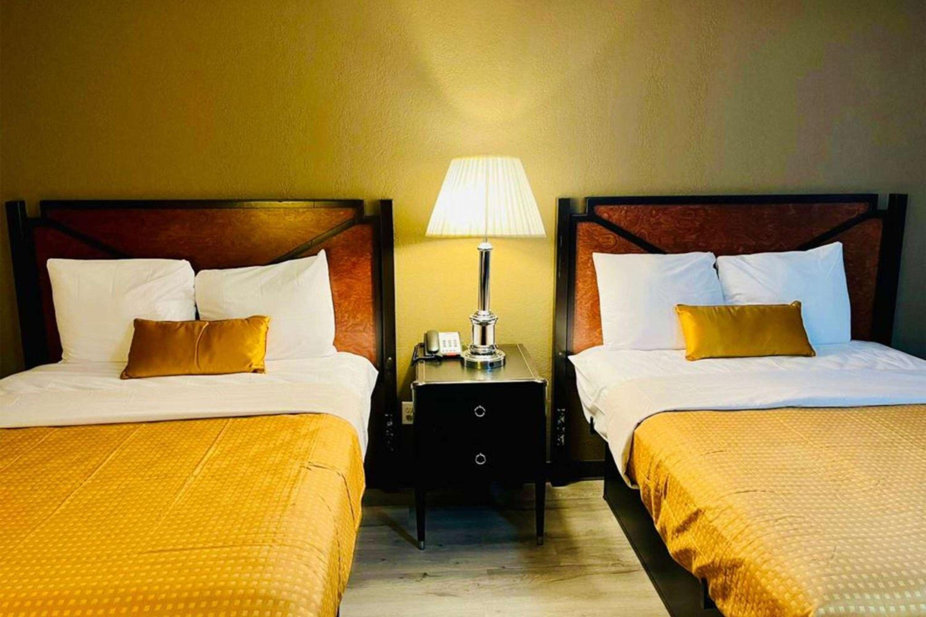 Queen Room with Two Queen Beds - Non-Smoking - Photo 1