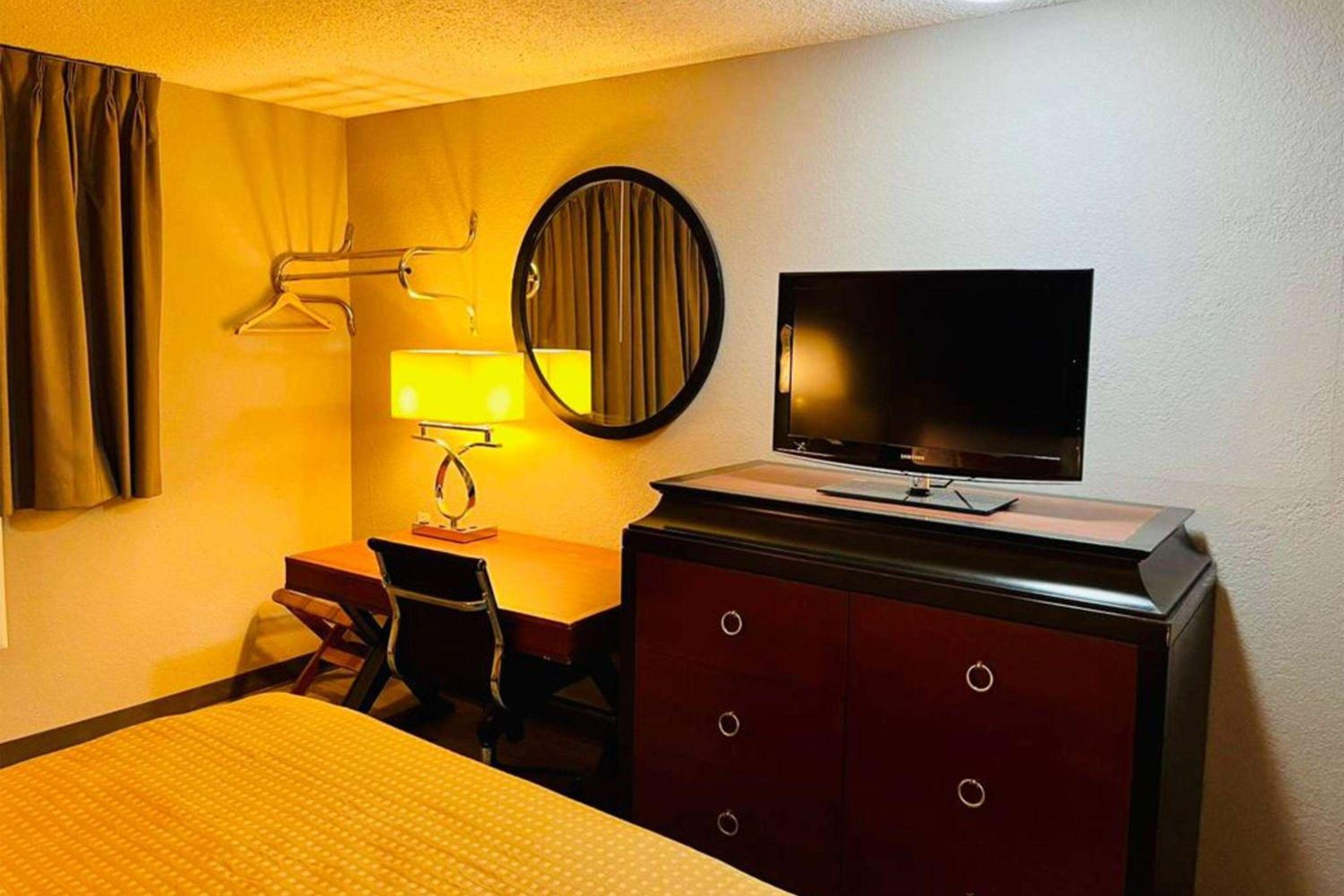 Queen Room - Non-Smoking - Photo 3