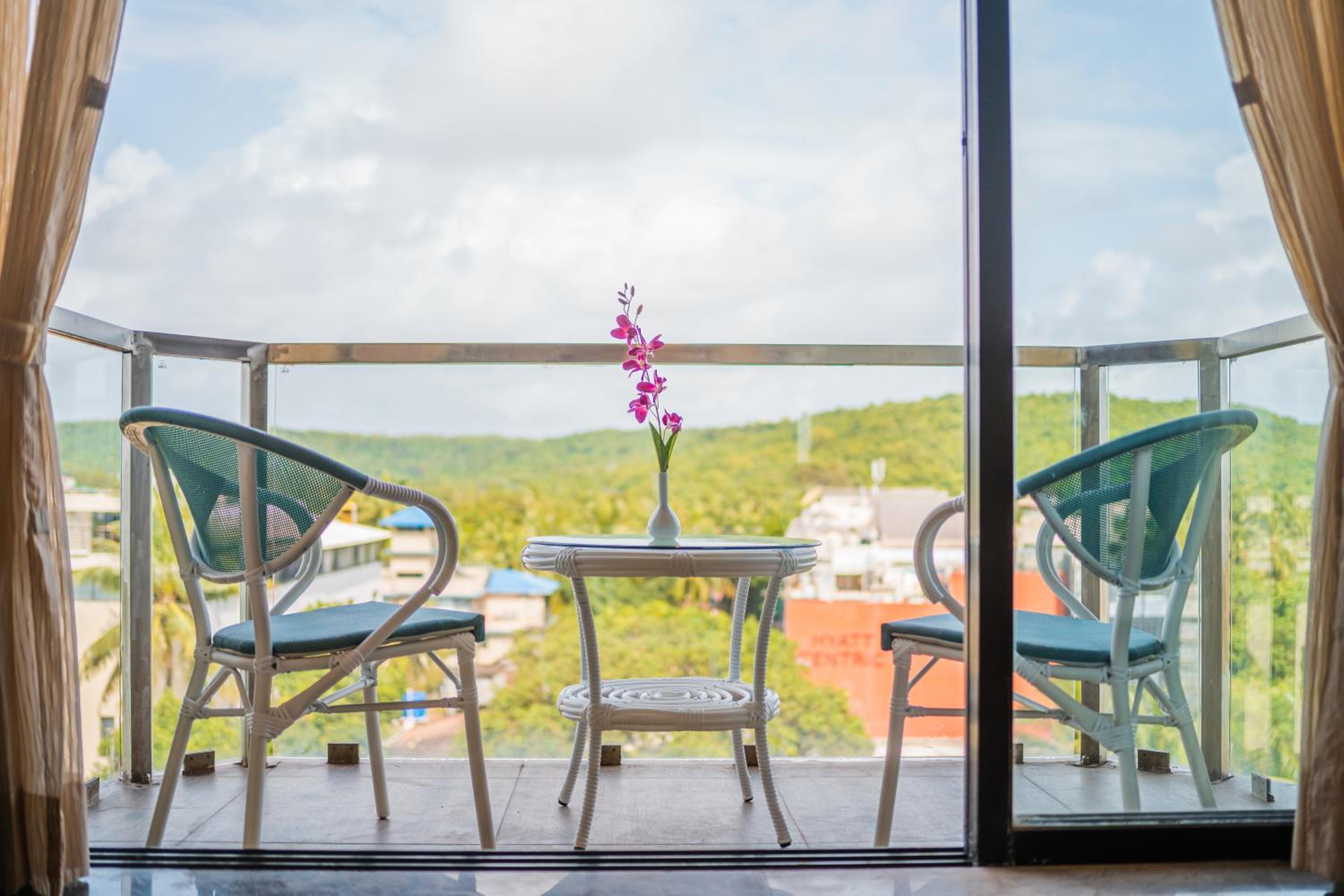 Club Room with Balcony - Photo 2