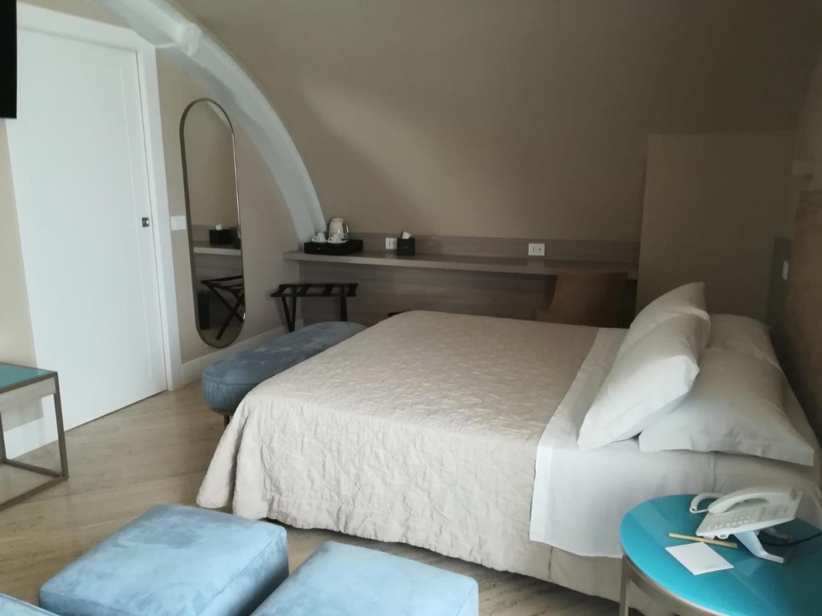 Deluxe Double Room with Side Sea View