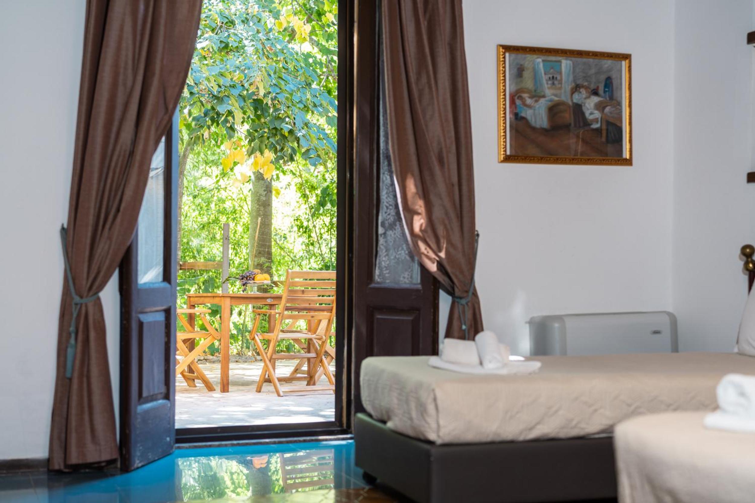 Triple Room - Photo 11