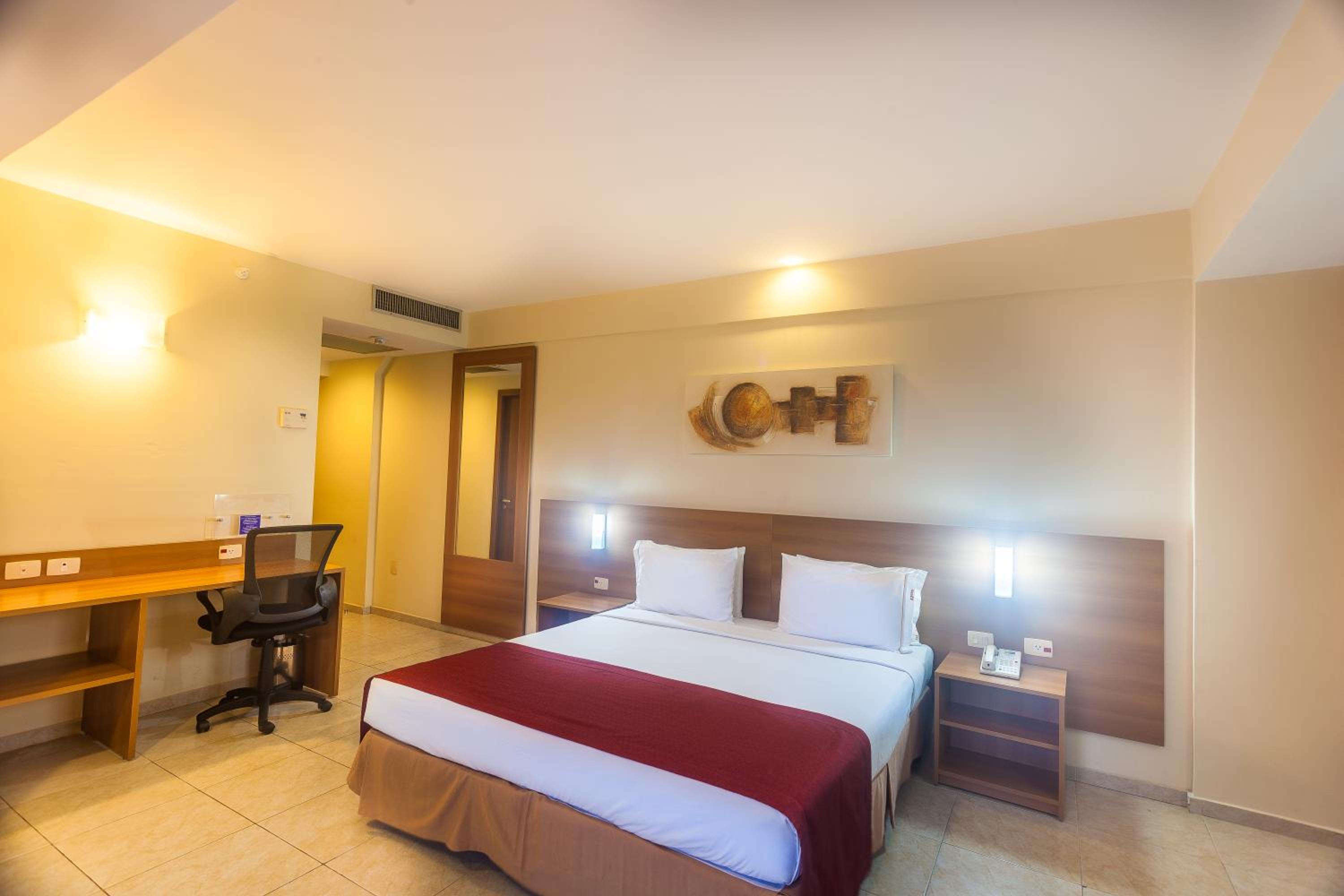 Deluxe Room with Sea View and Balcony photo 2