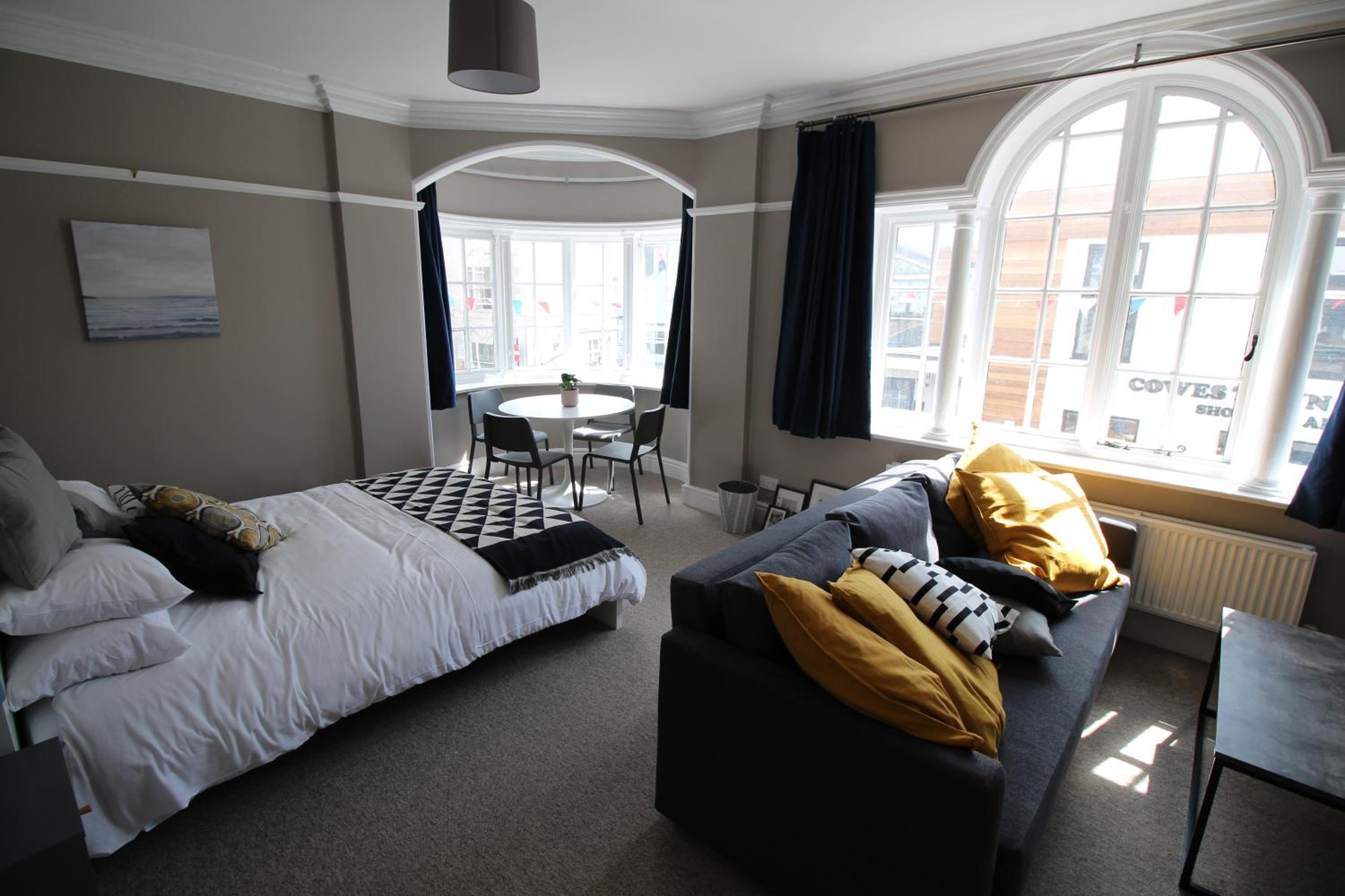 One-Bedroom Apartment - Photo 2