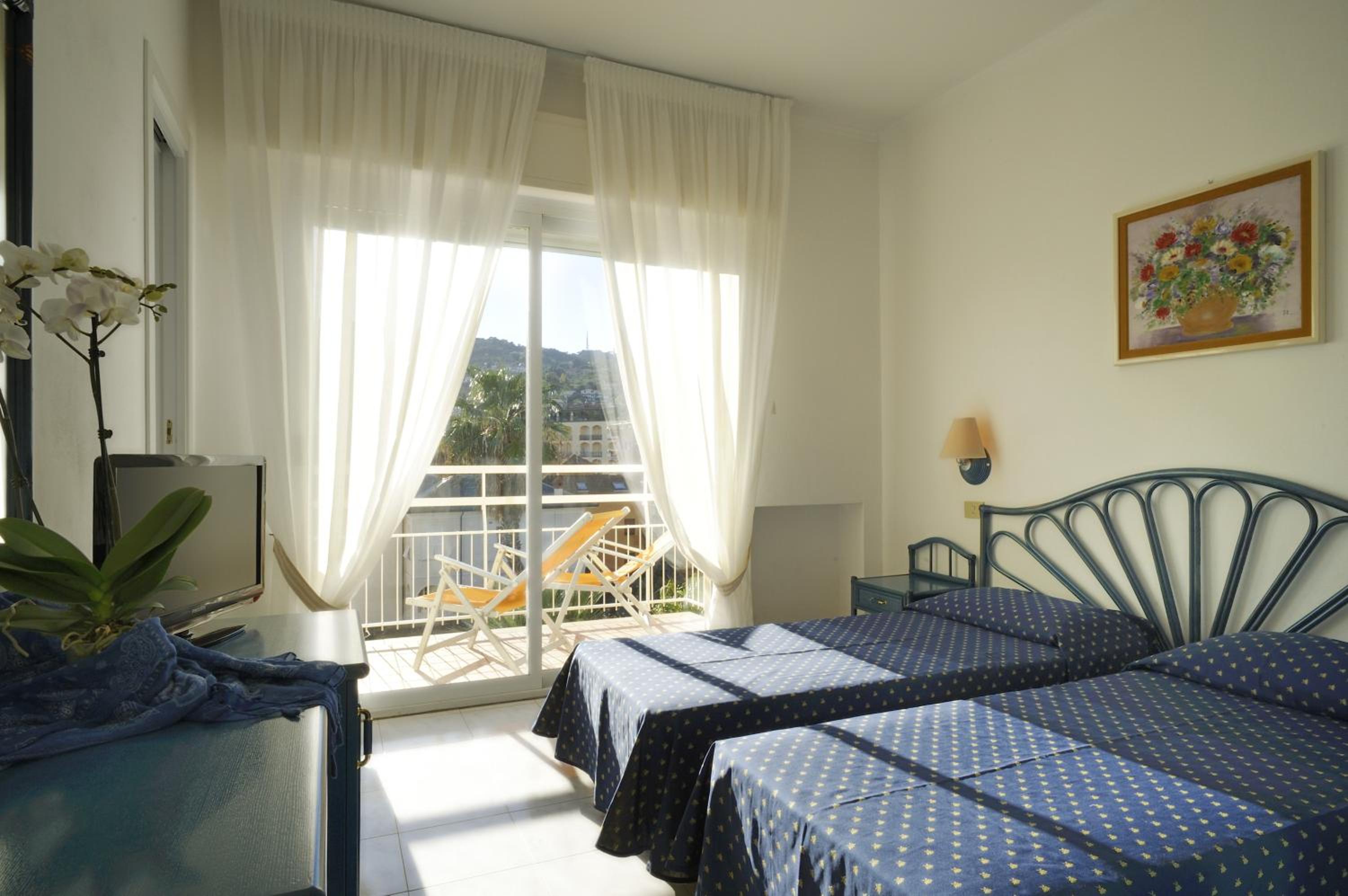 Classic Double or Twin Room with Partial Sea View photo 2