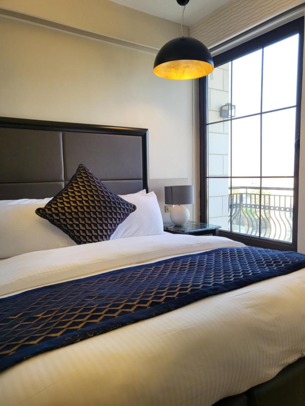 Executive Suite - Photo 1