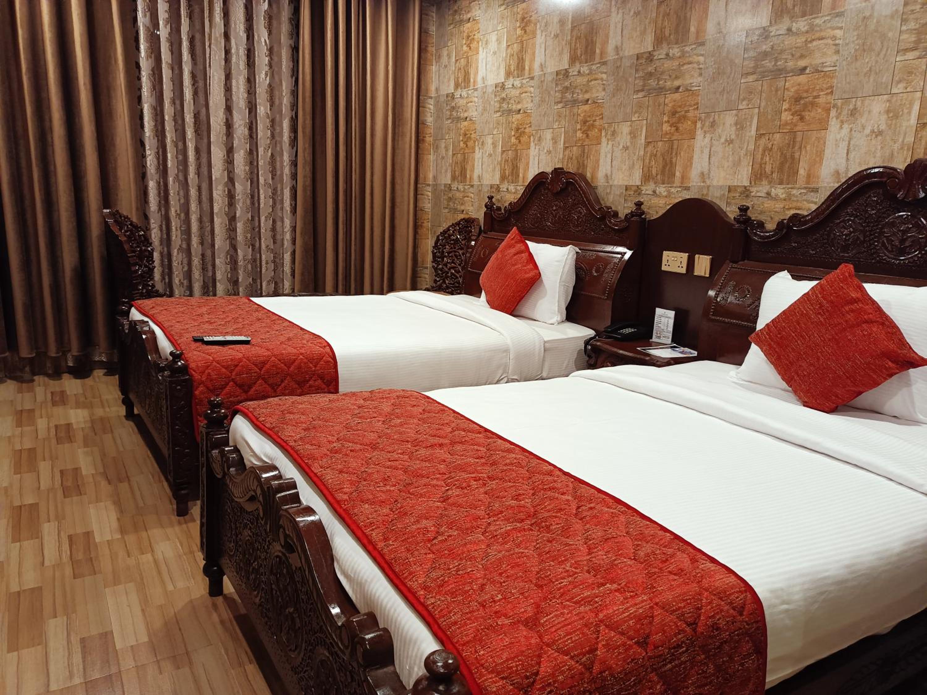 Queen Room photo 1