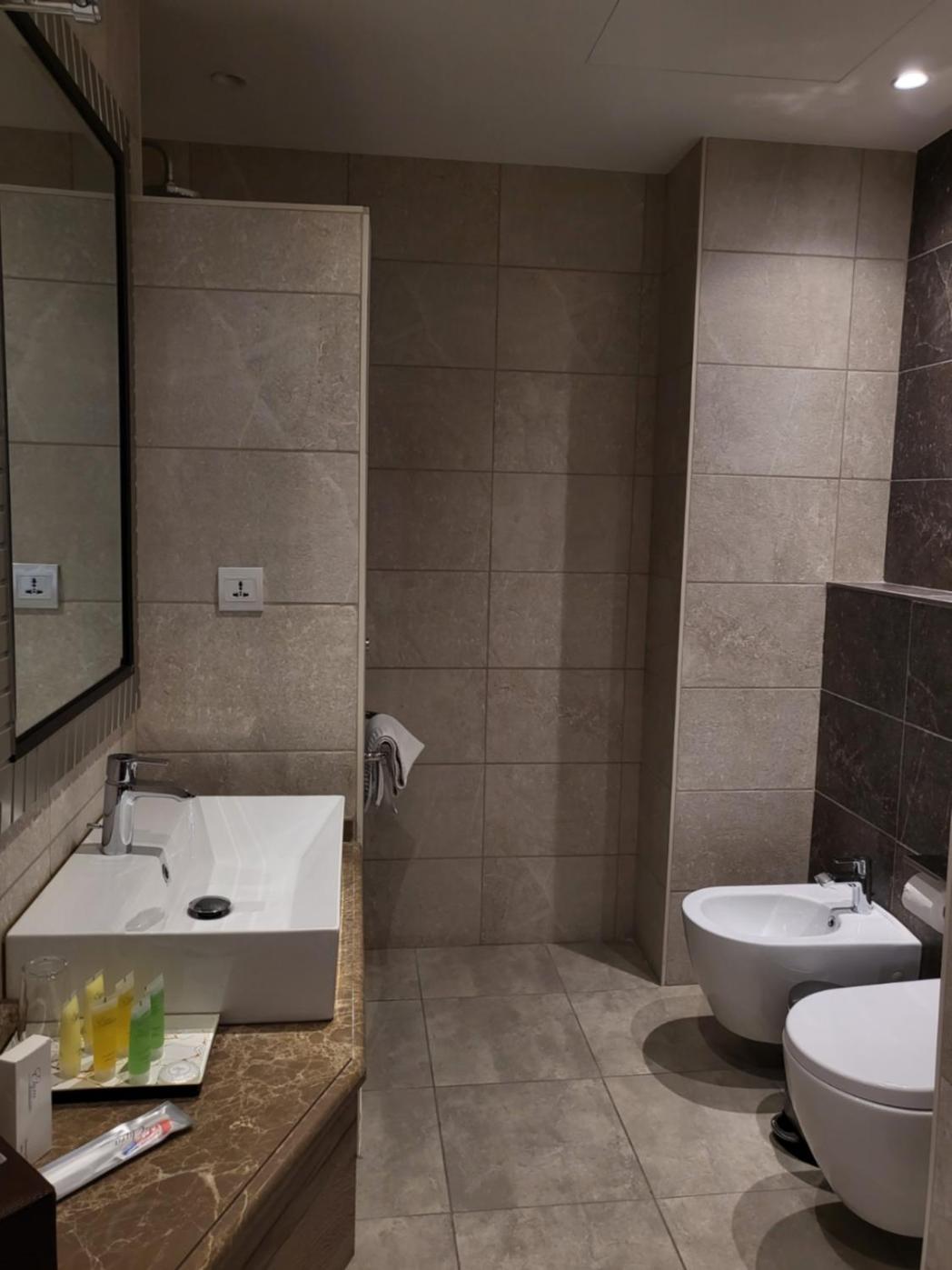 Executive Suite - Photo 3