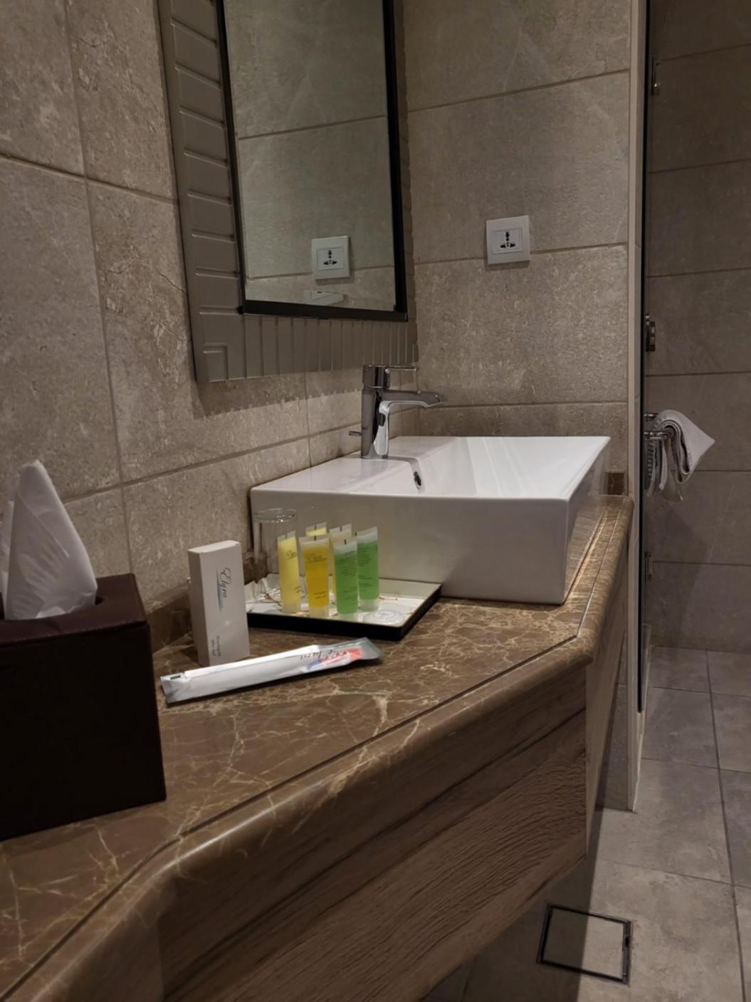 Executive Suite - Photo 4