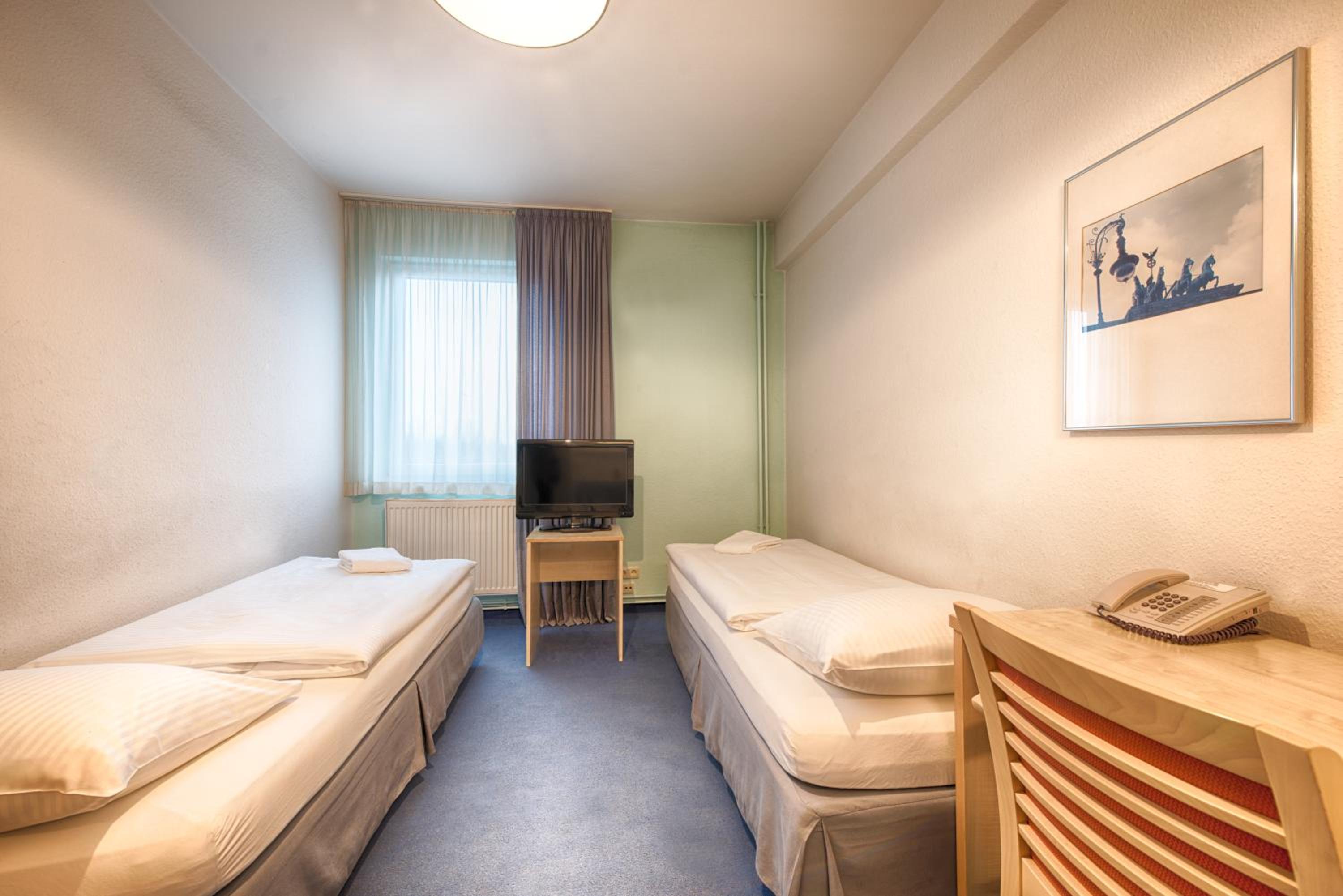 Economy Twin Room photo 3