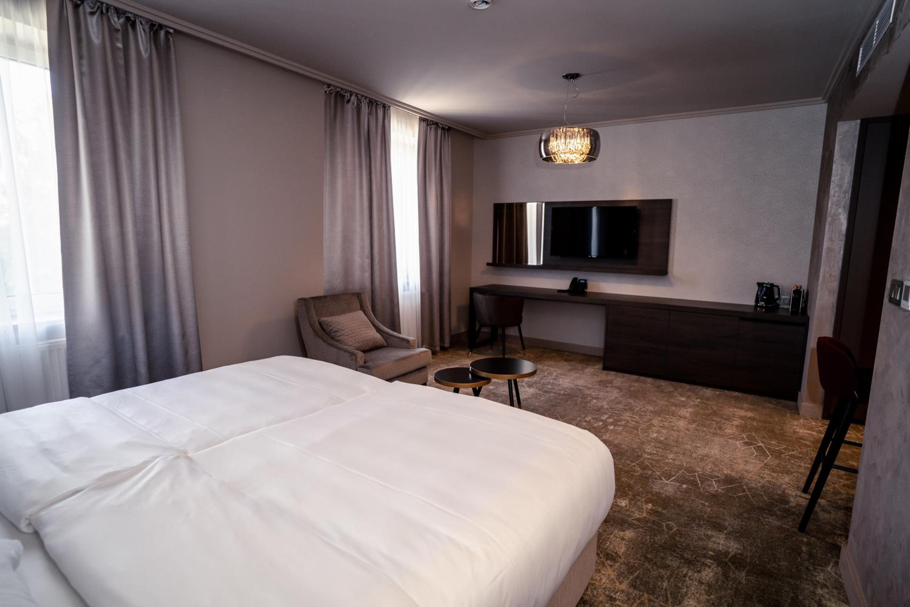 Deluxe Double Room with Shower - Photo 19