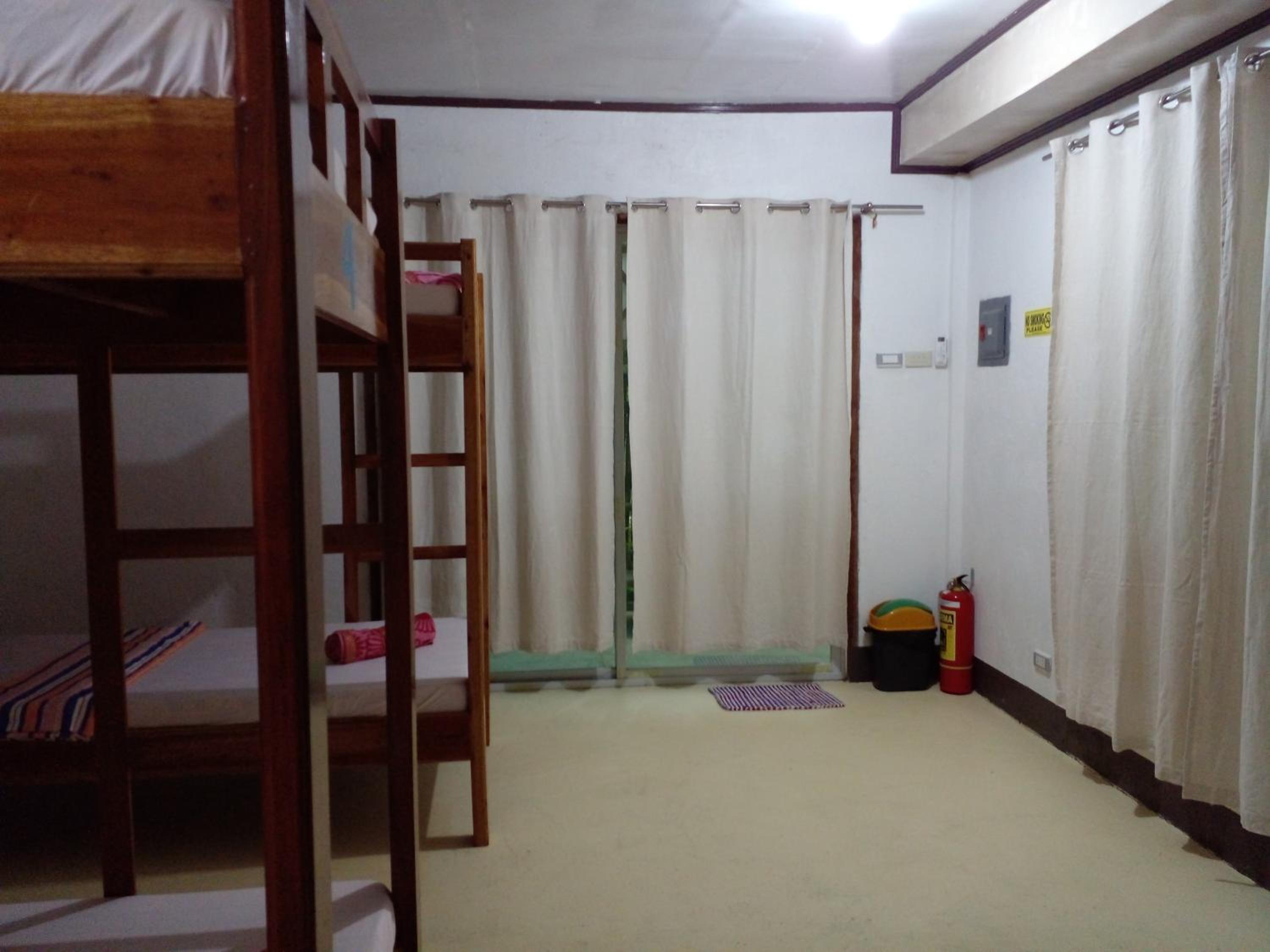 Economy Quadruple Room - Photo 6