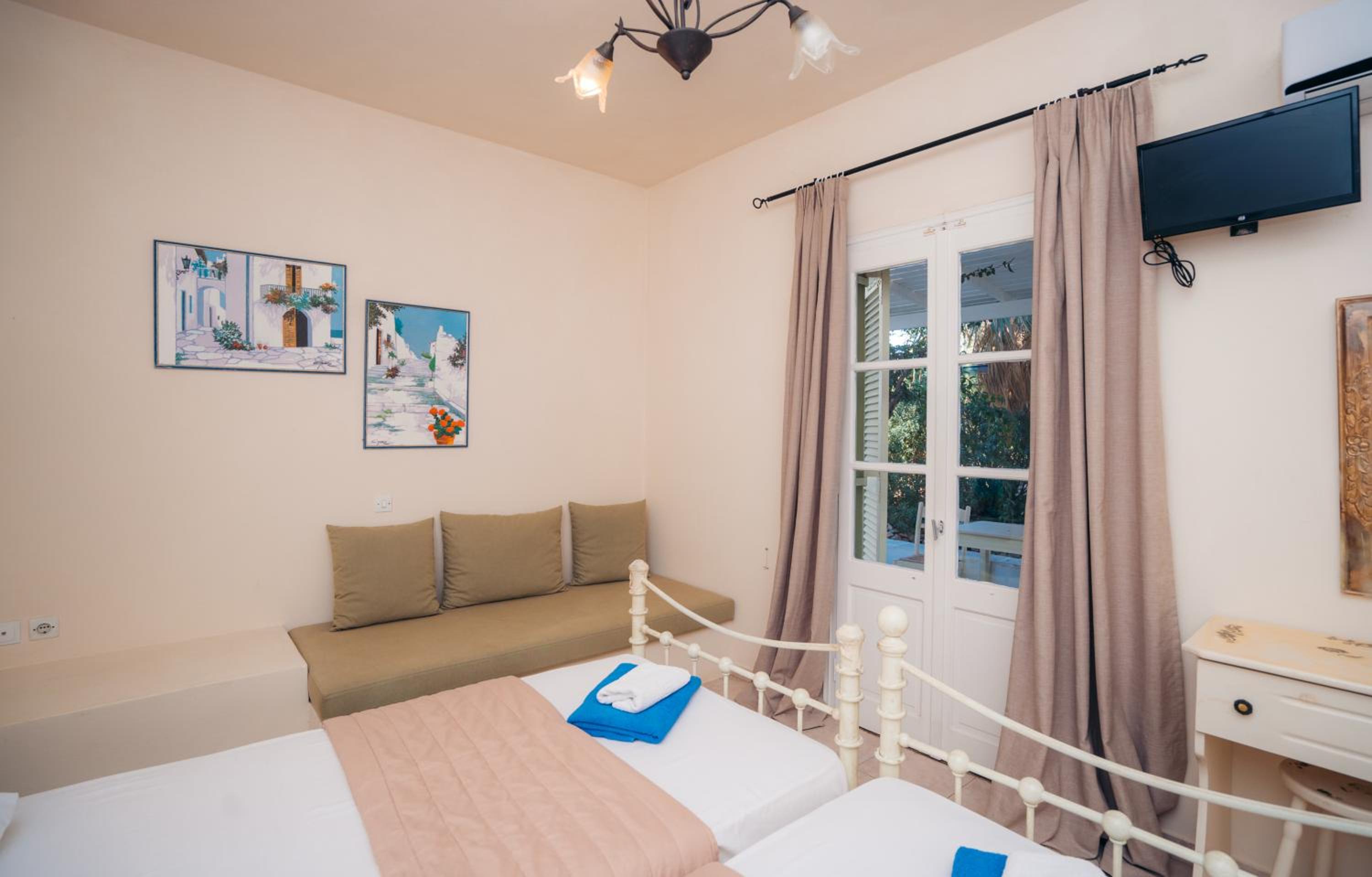 Studio Apartment photo 2