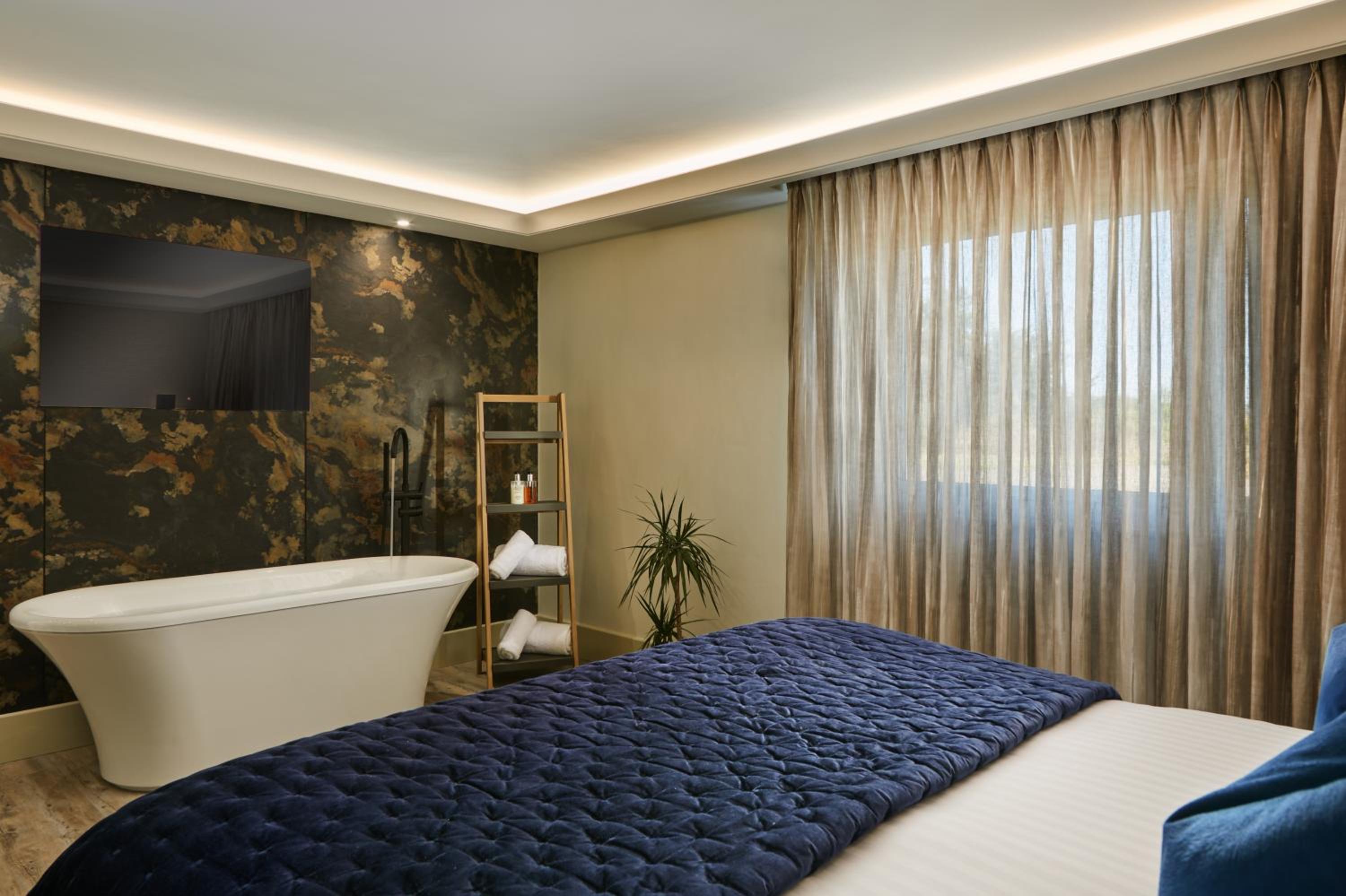 Deluxe Suite - Photo 2