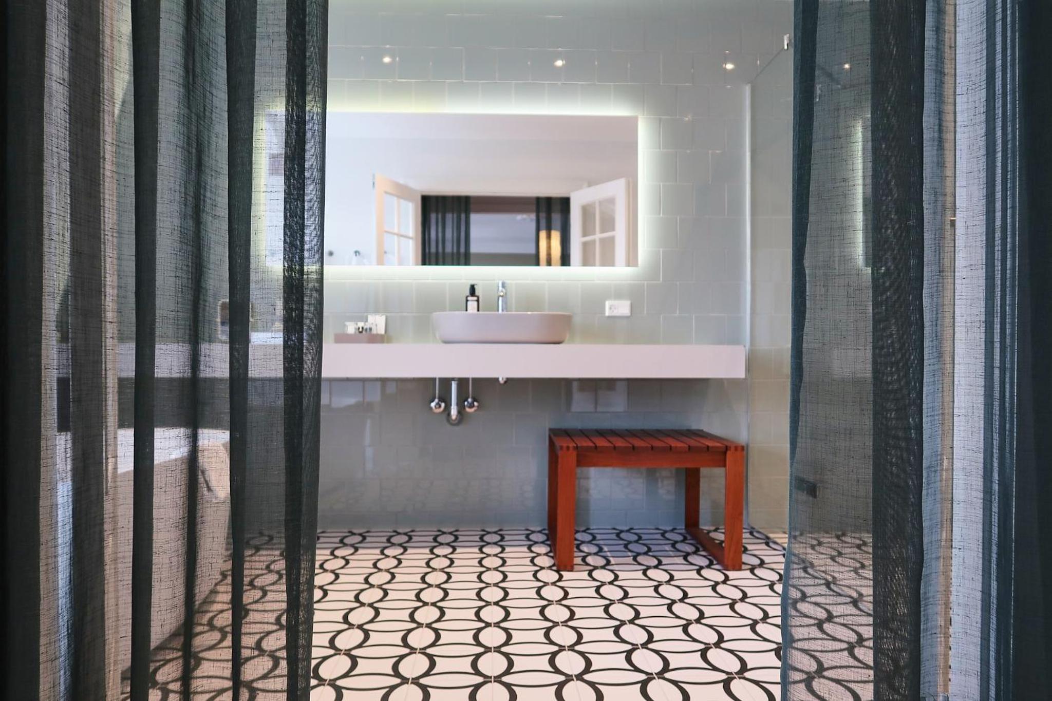 Q Junior Suite - Photo 8