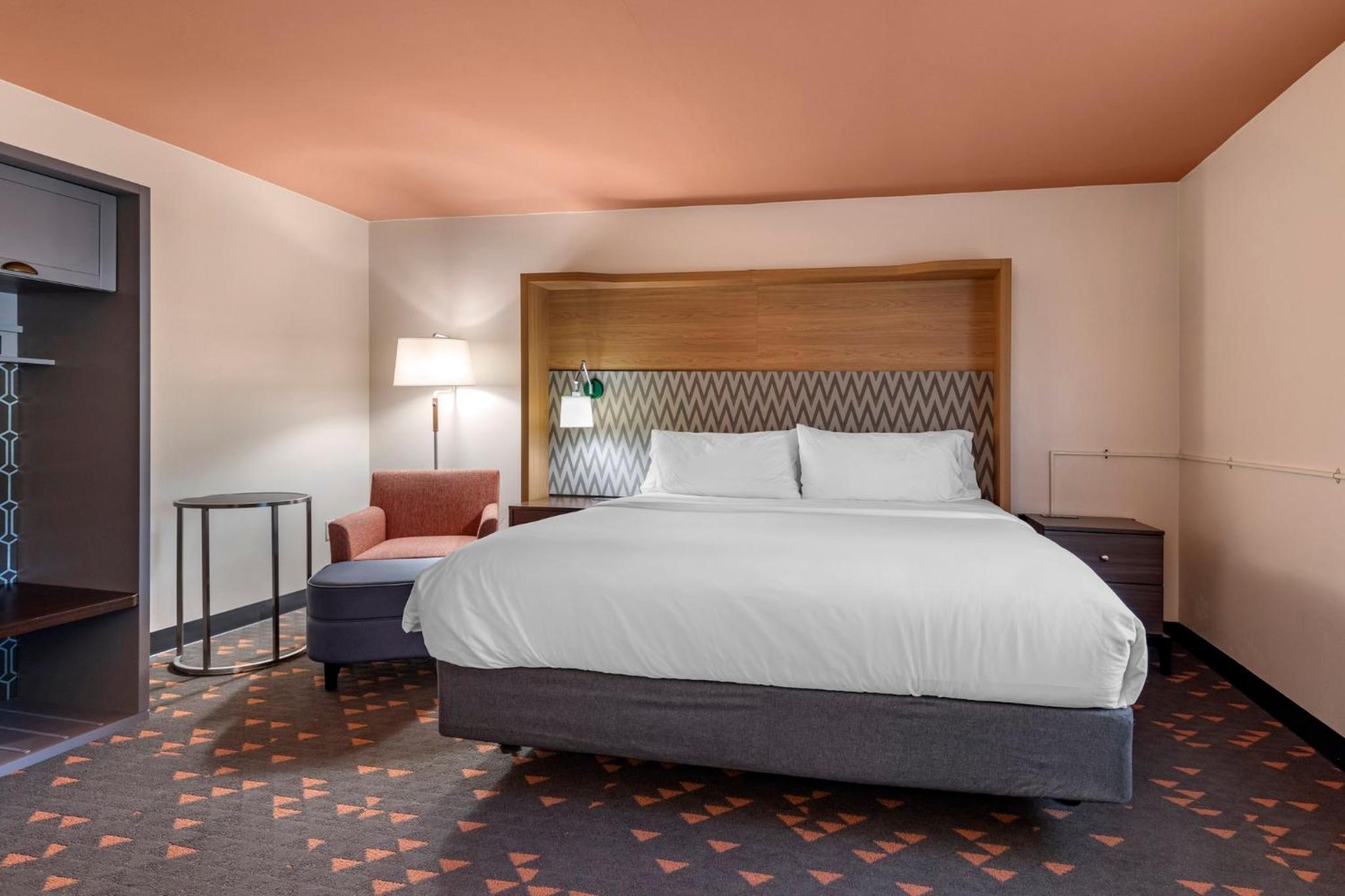 King Room - Mobility Access/Hearing Accessible - Photo 4