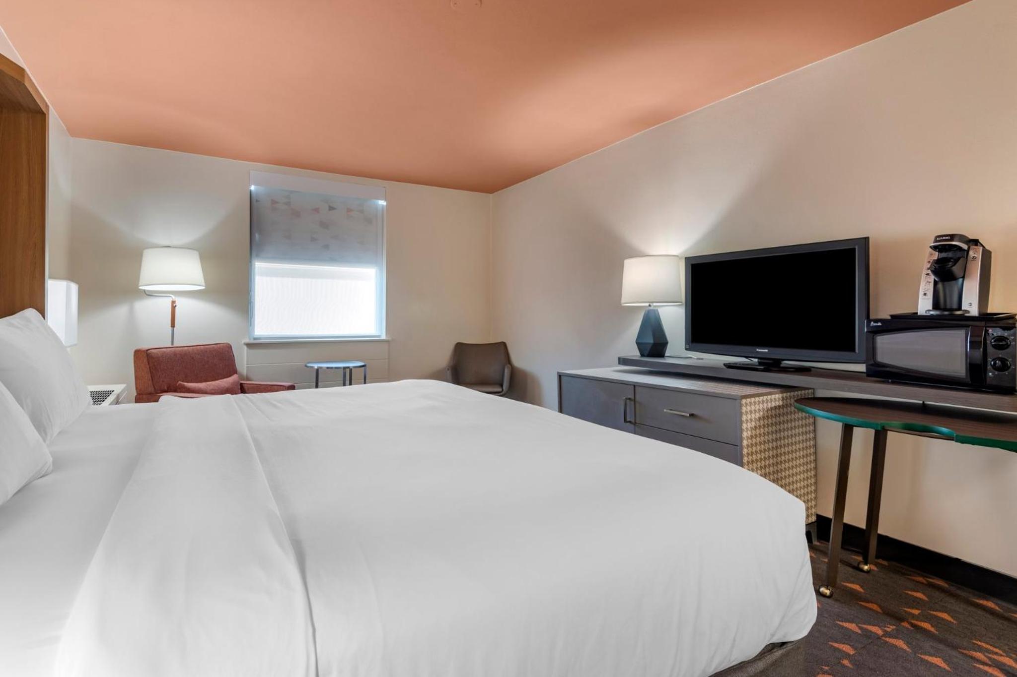 Standard King Room - Photo 10
