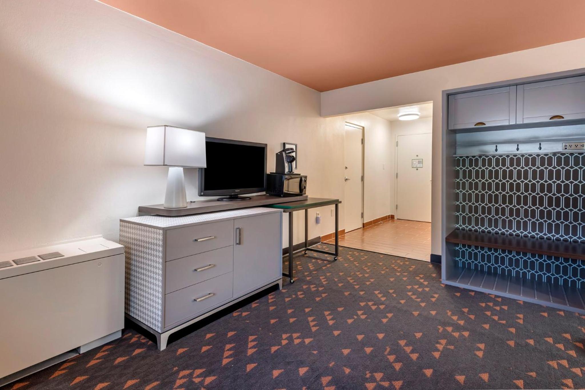 King Room - Mobility Access/Hearing Accessible - Photo 3