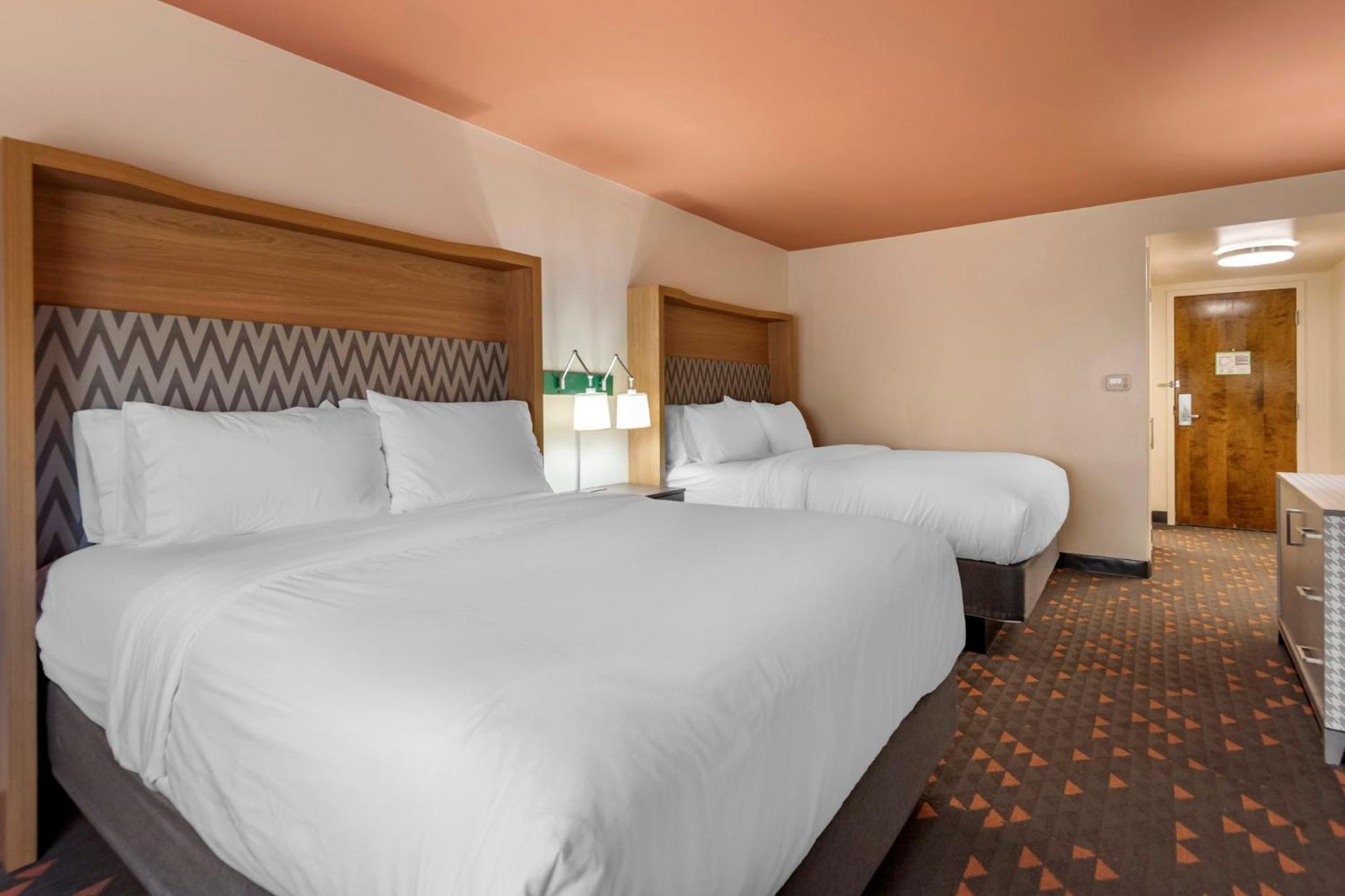 Standard Queen Room with Two Queen Beds - Photo 3