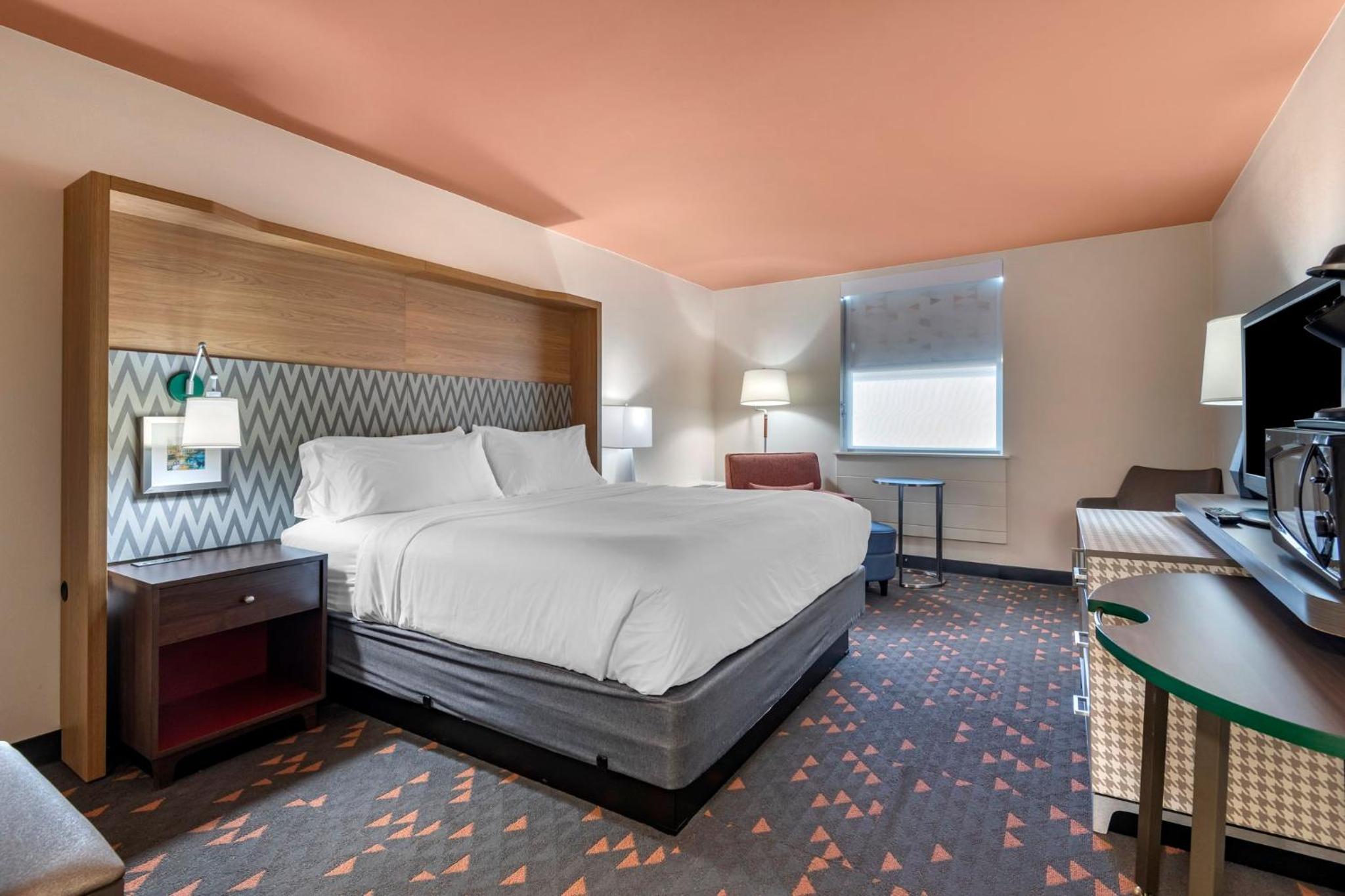 Standard King Room - Photo 11
