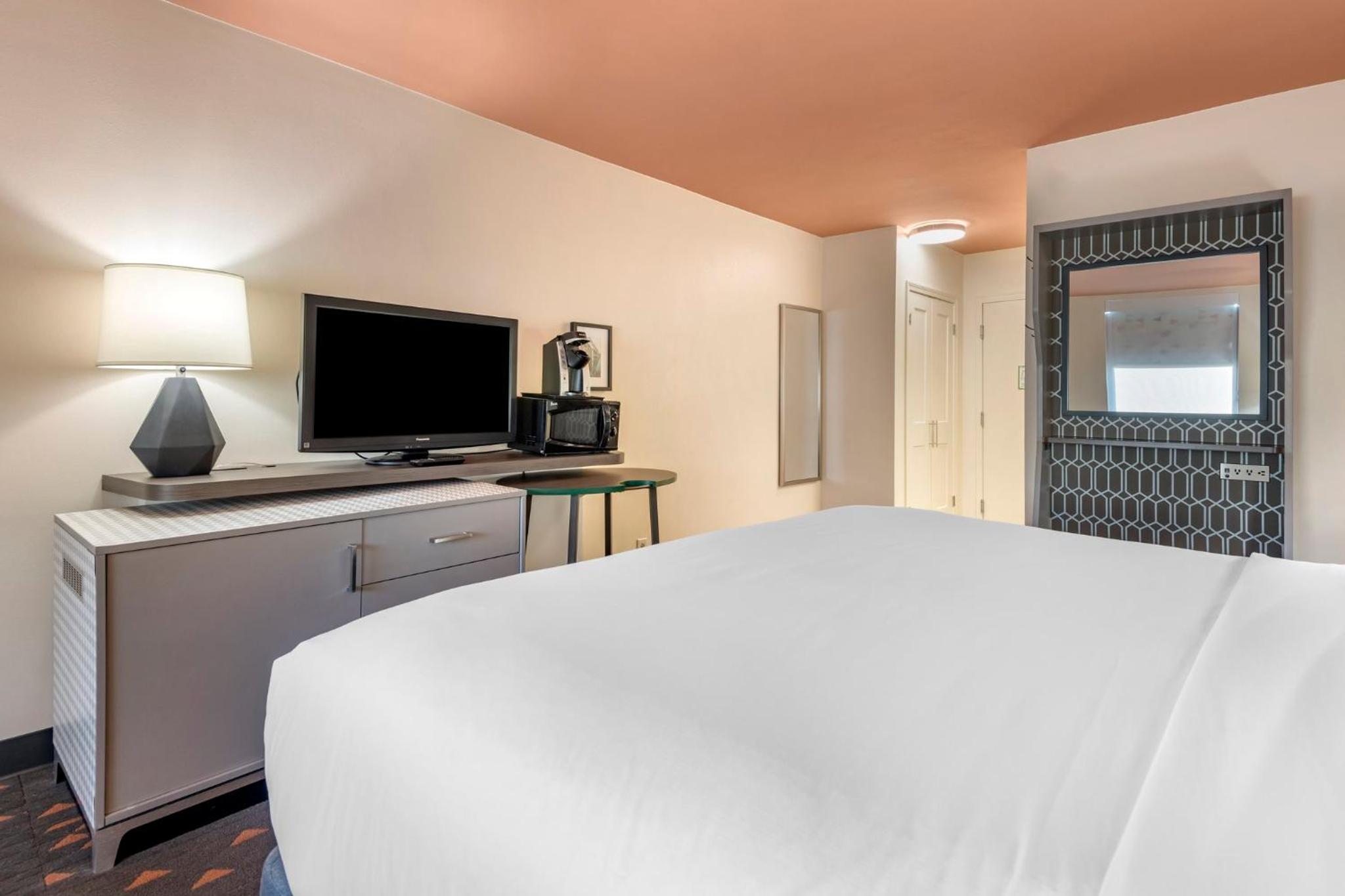 Standard King Room - Photo 12
