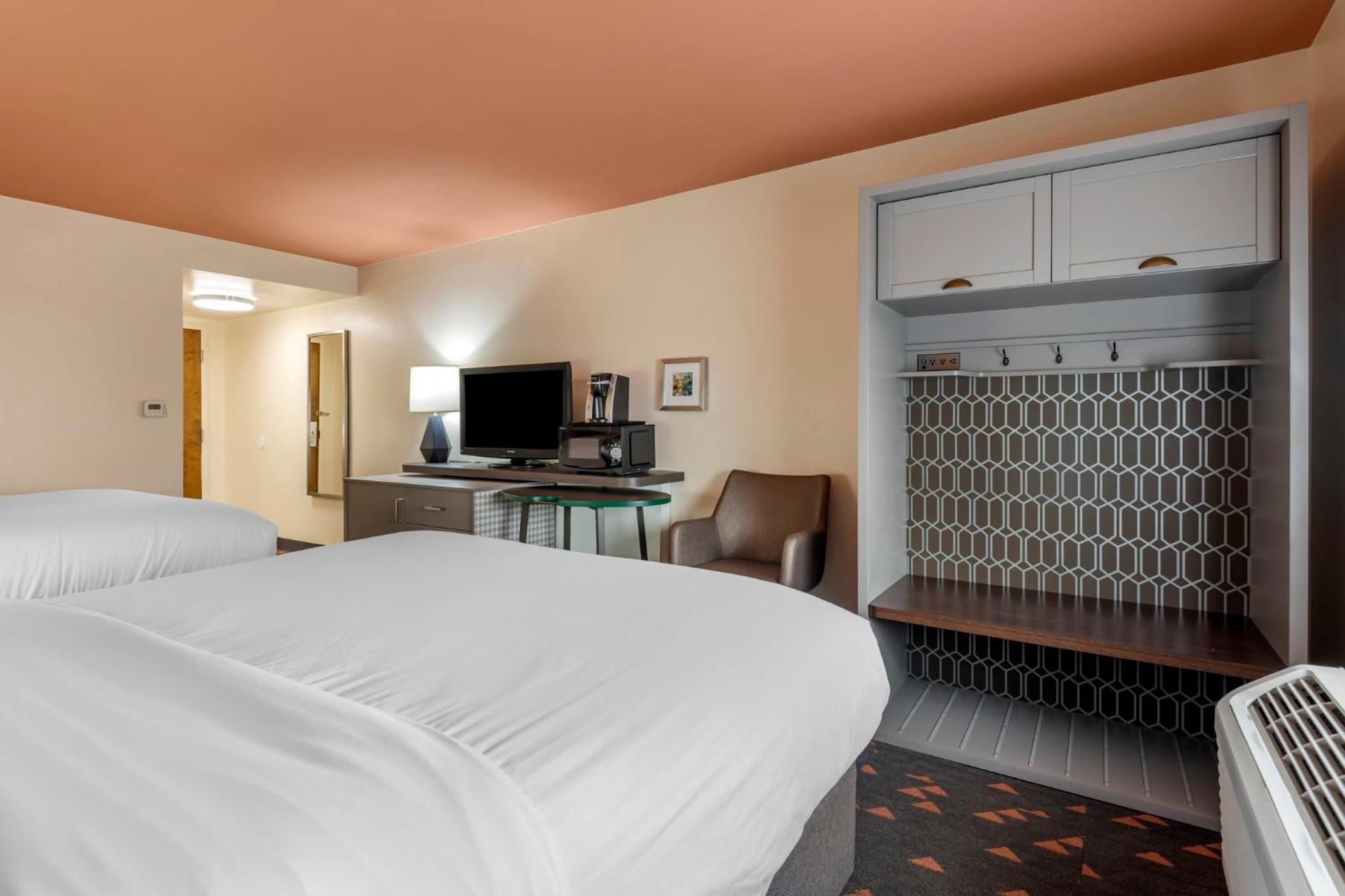 Standard Queen Room with Two Queen Beds - Photo 4