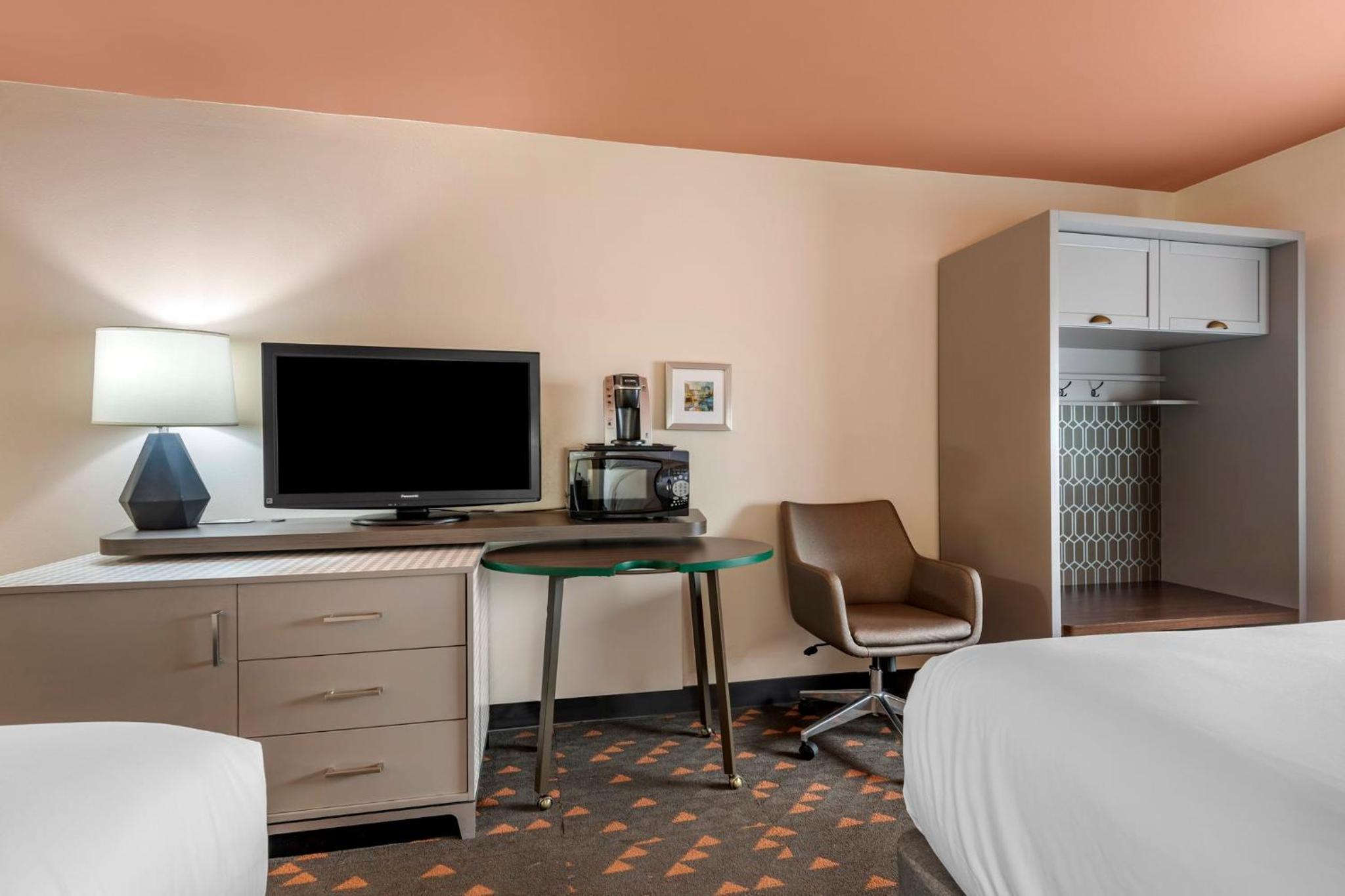 Standard Queen Room with Two Queen Beds - Photo 2