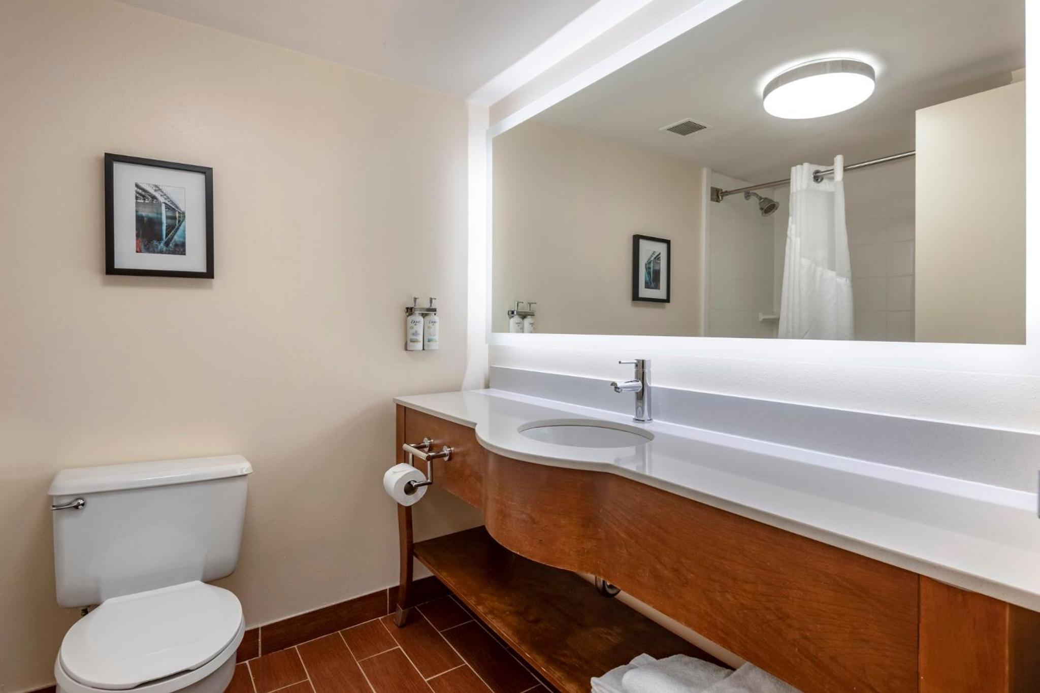 Standard Queen Room with Two Queen Beds - Photo 10