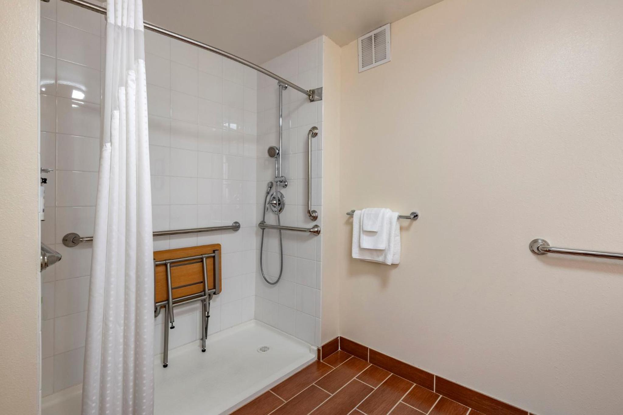 King Room - Mobility Access/Roll in Shower - Non-Smoking - Photo 9