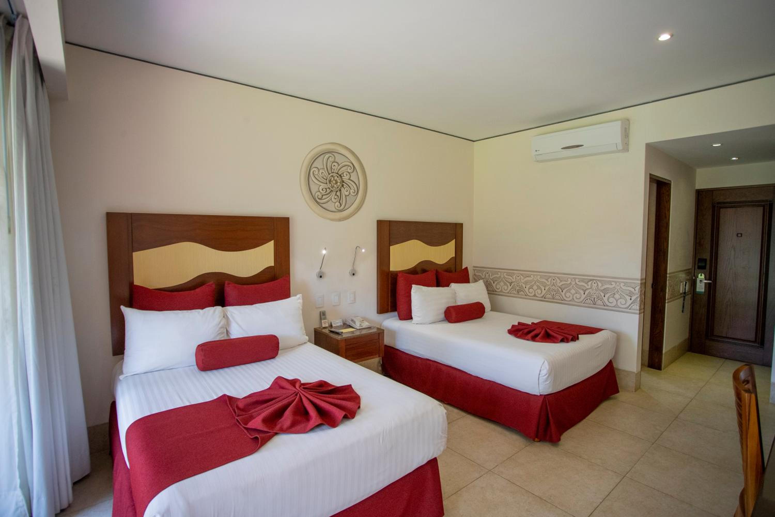 Suite with Two Double Beds - Photo 1