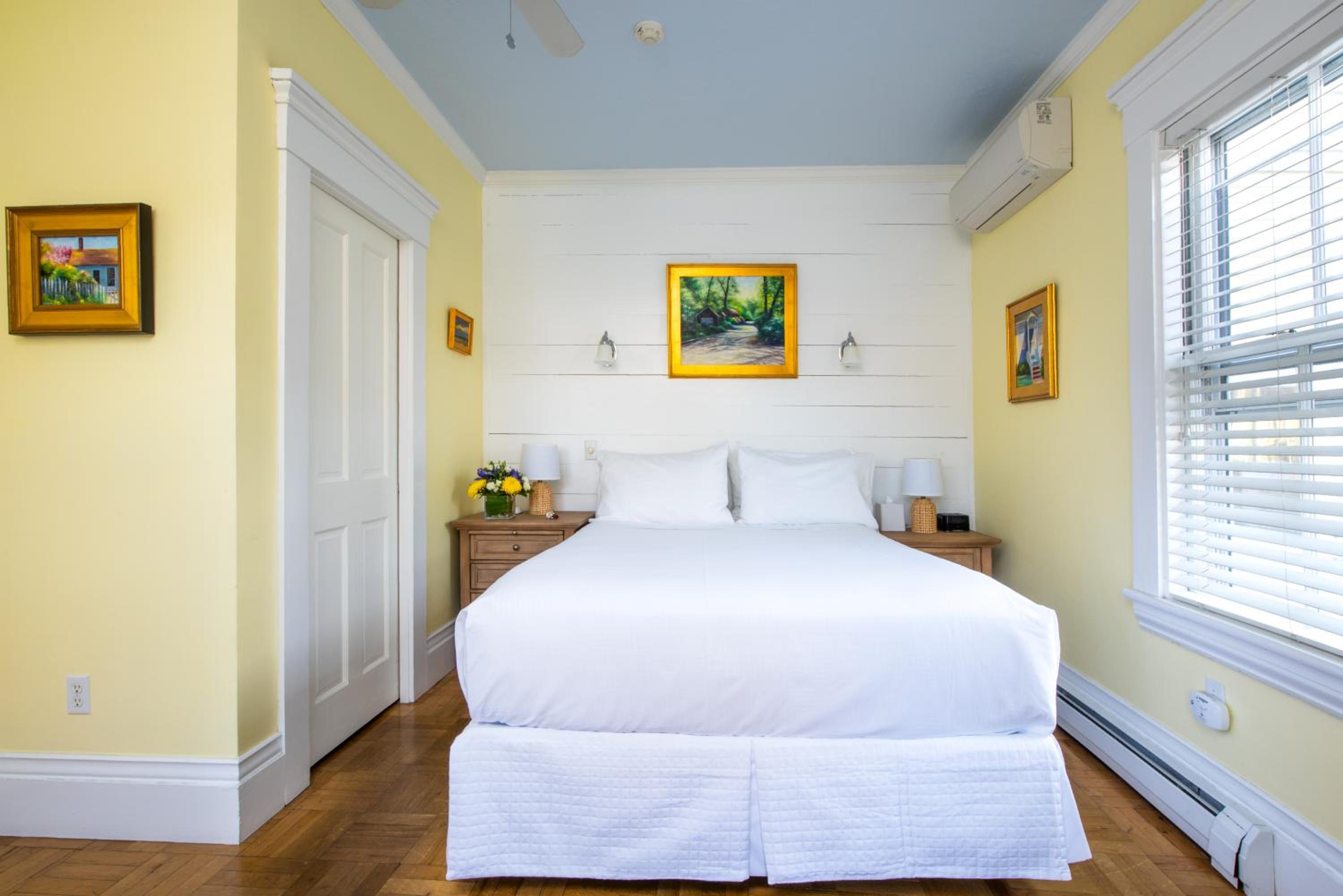 Queen Room photo 1