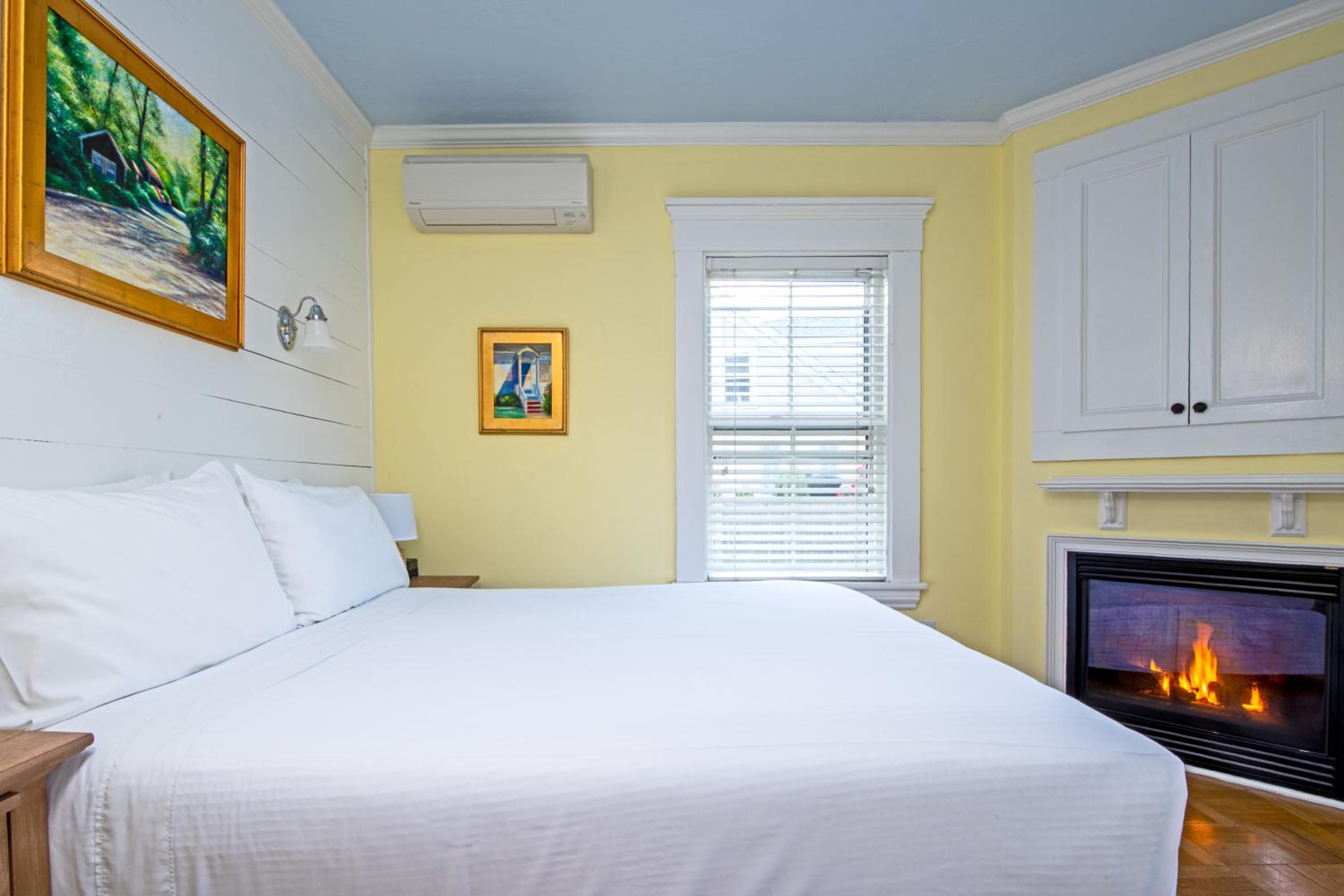 Queen Room photo 2