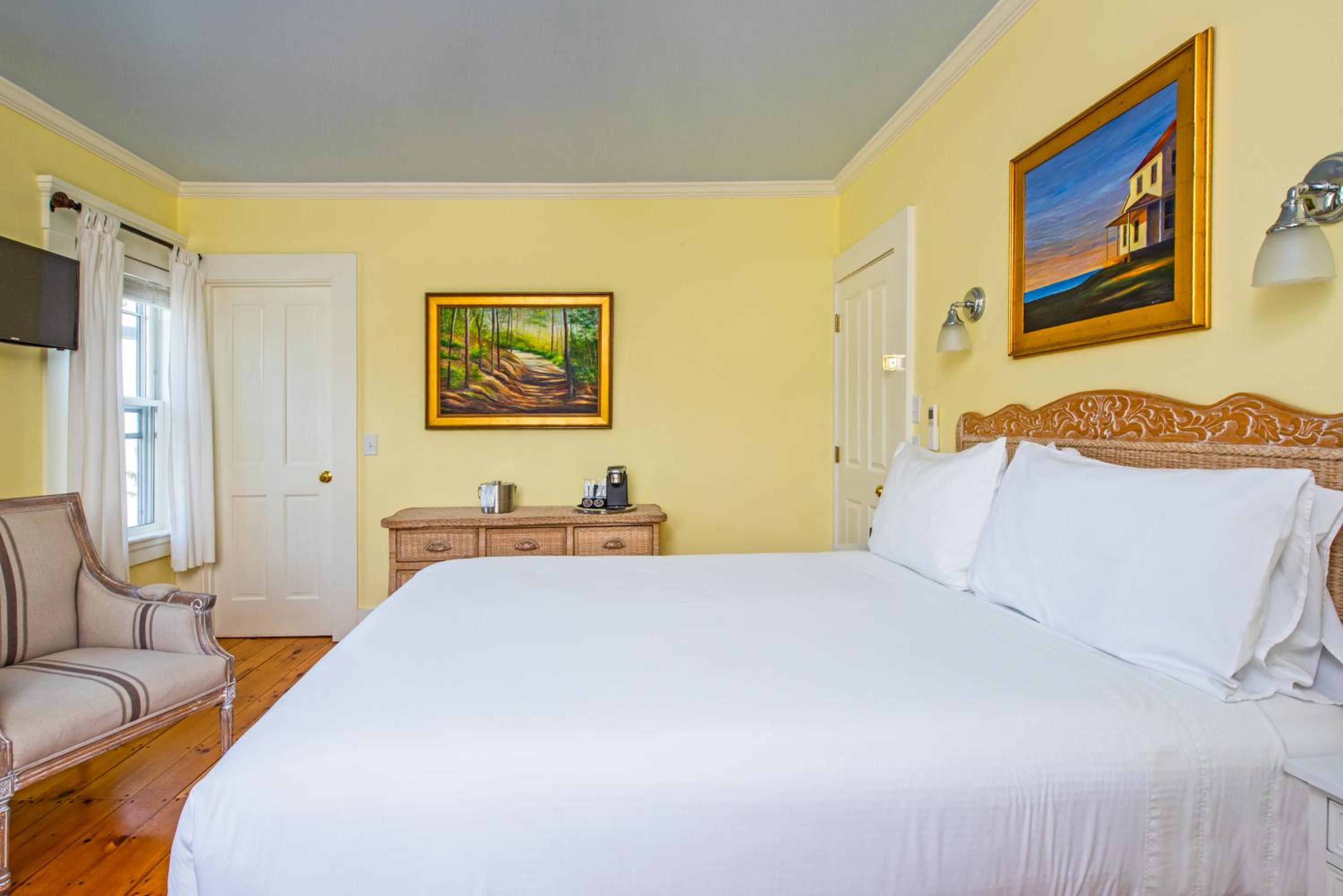 Queen Suite with Spa Bath photo 2