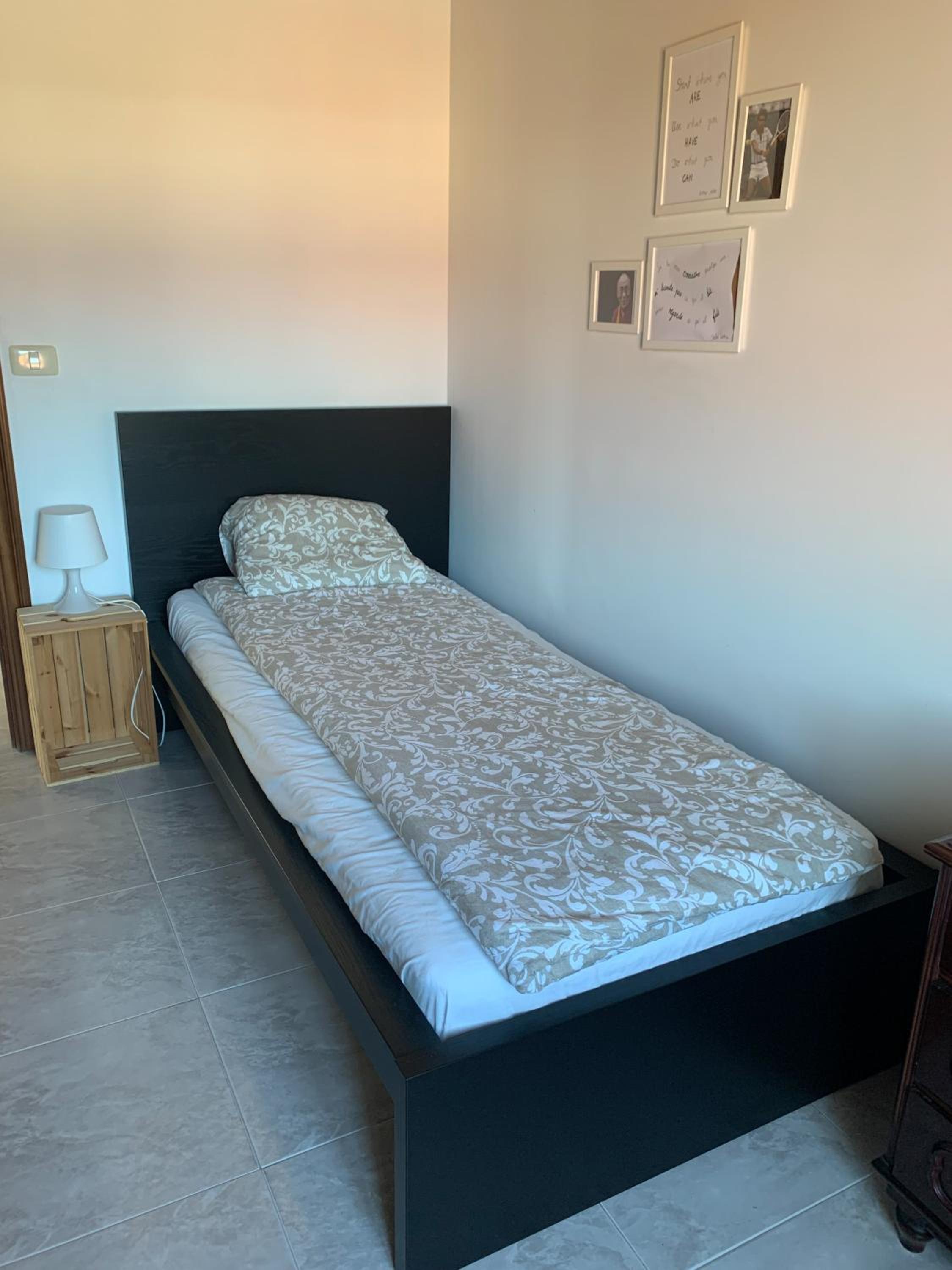 Single Room with Shared Bathroom photo 3