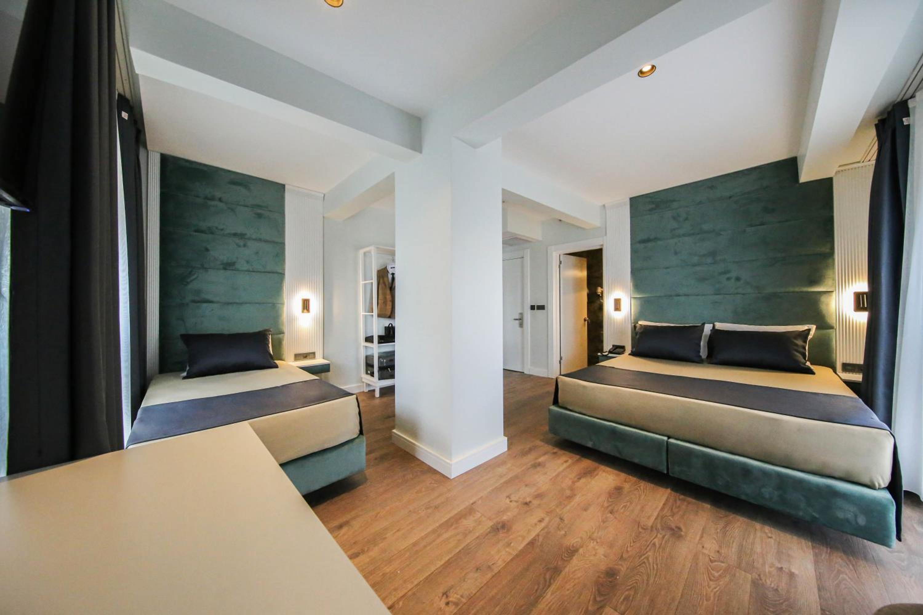 Superior Family Room - Photo 2