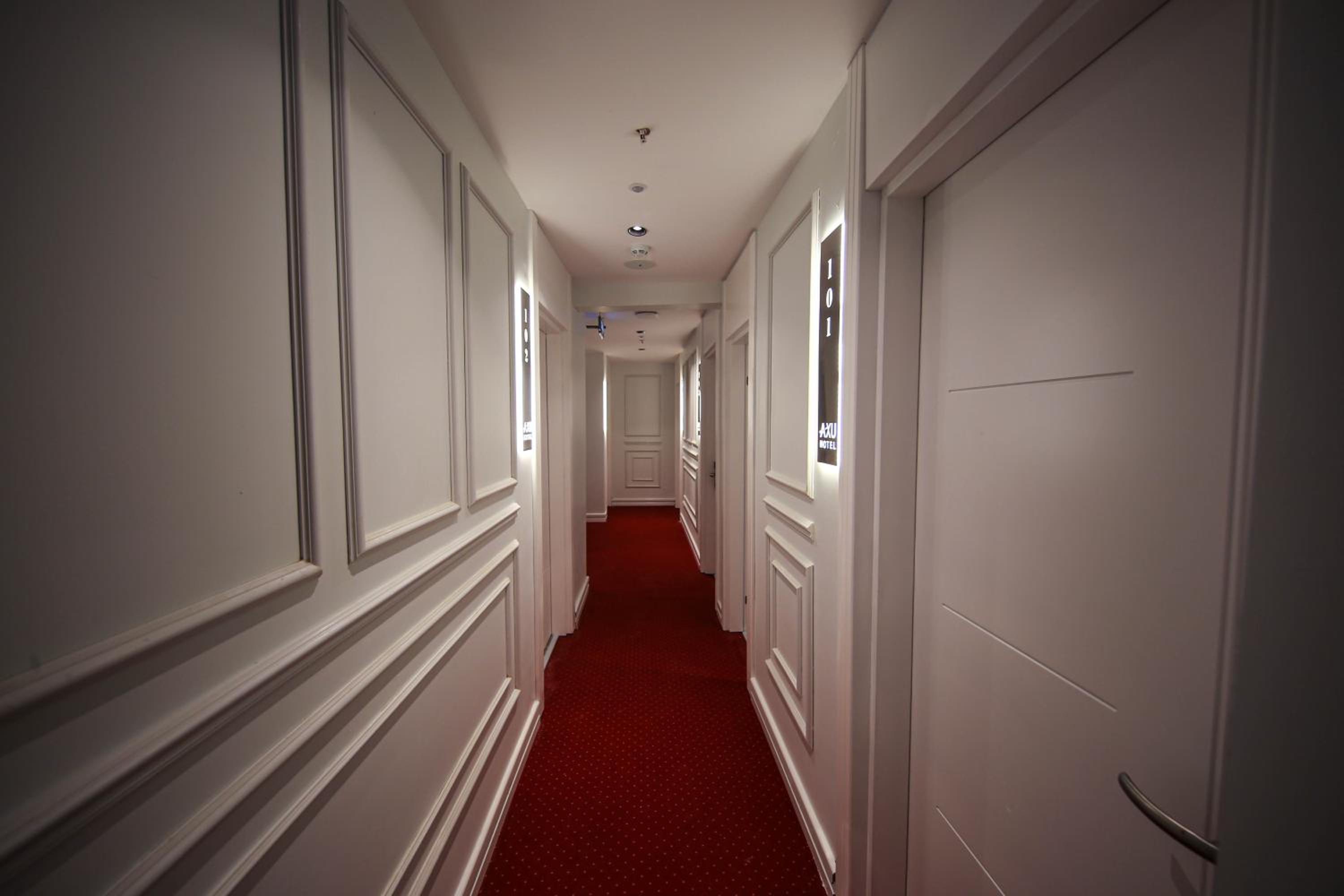 Deluxe Room thumbnail 6