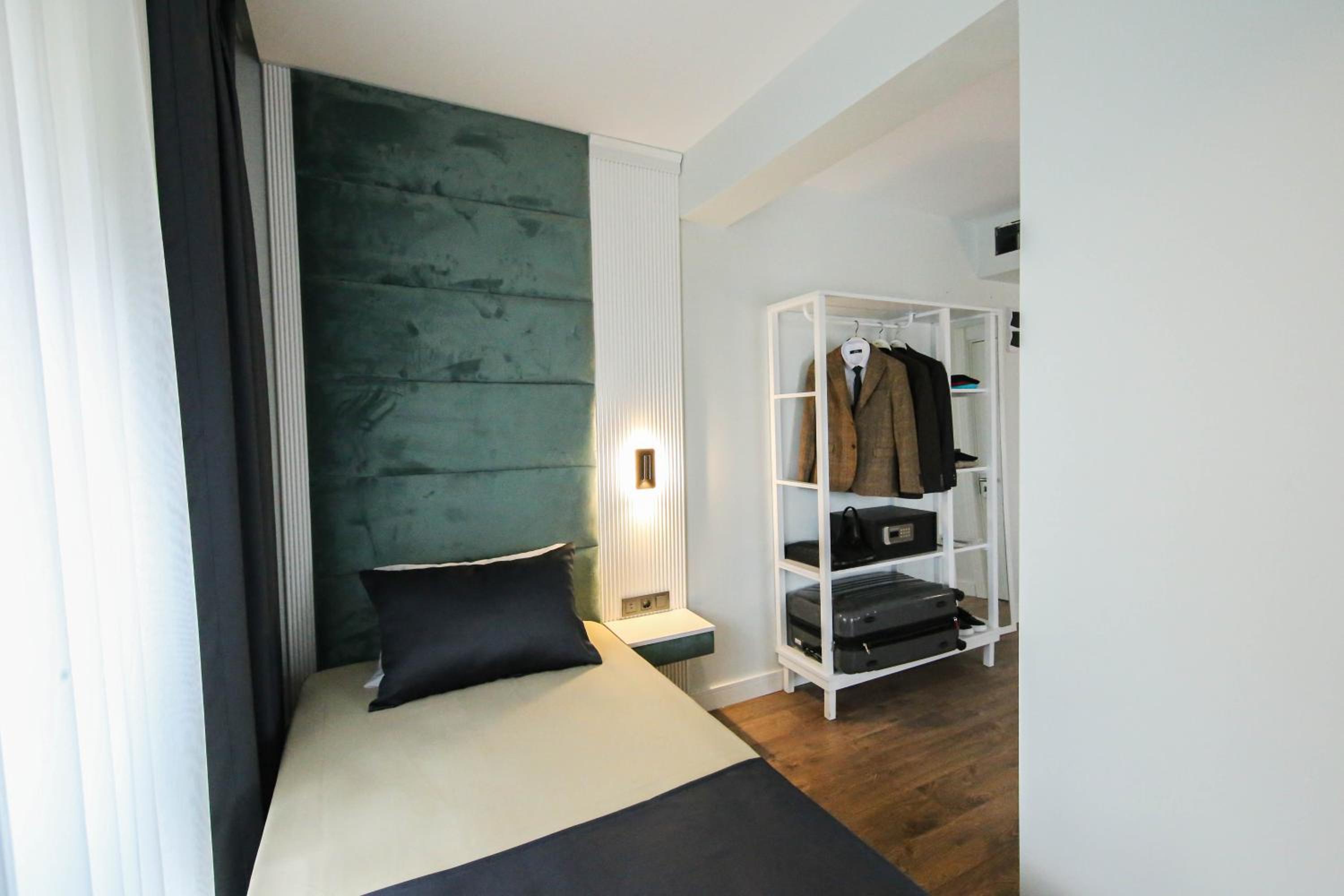 Superior Family Room - Photo 4