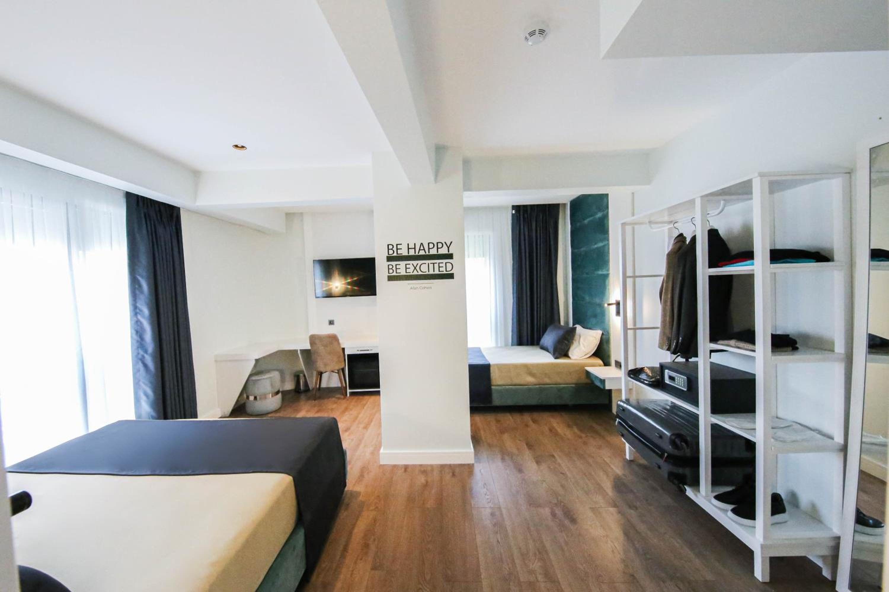 Superior Family Room - Photo 13