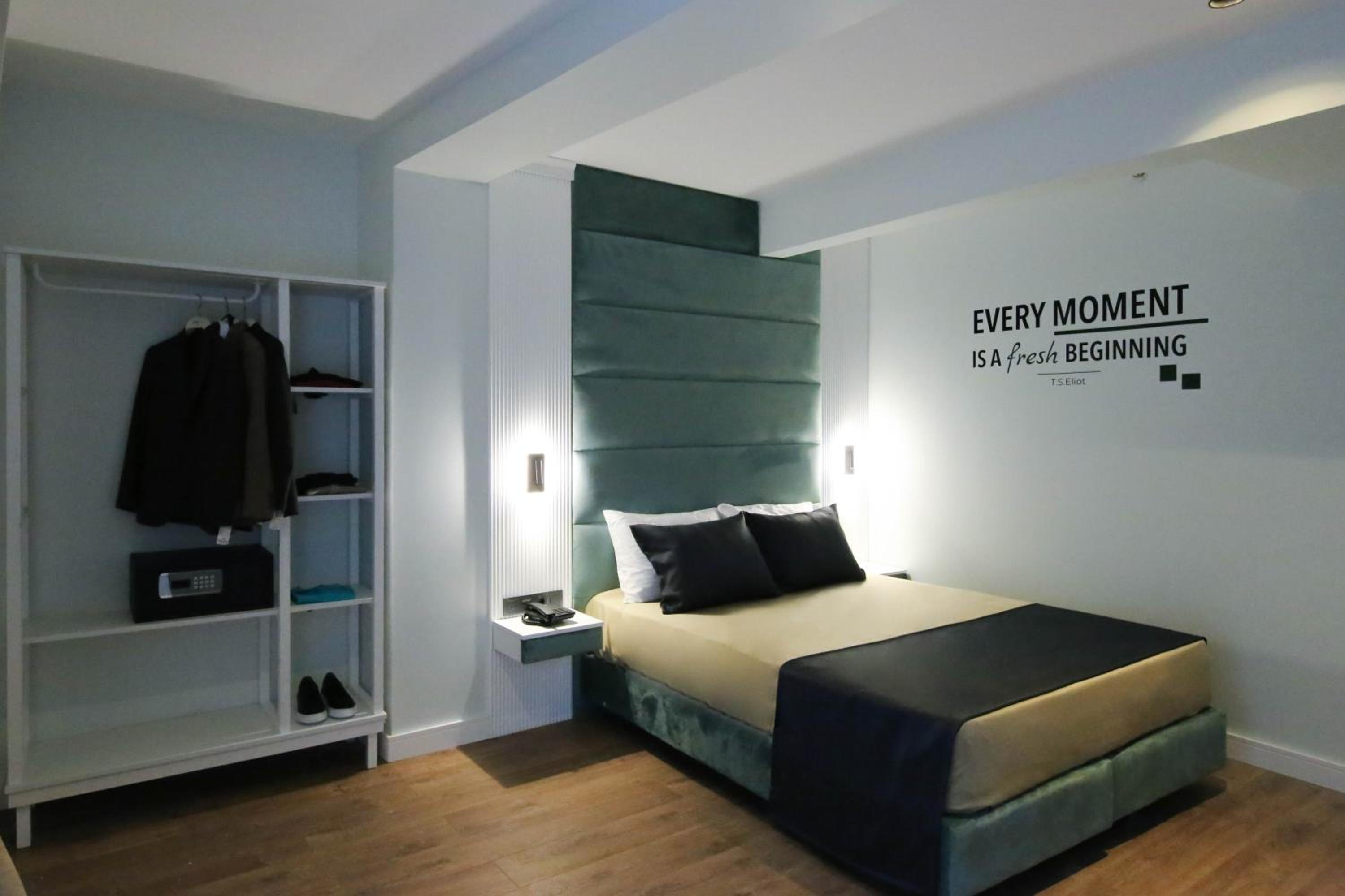 Superior Double Room thumbnail 5