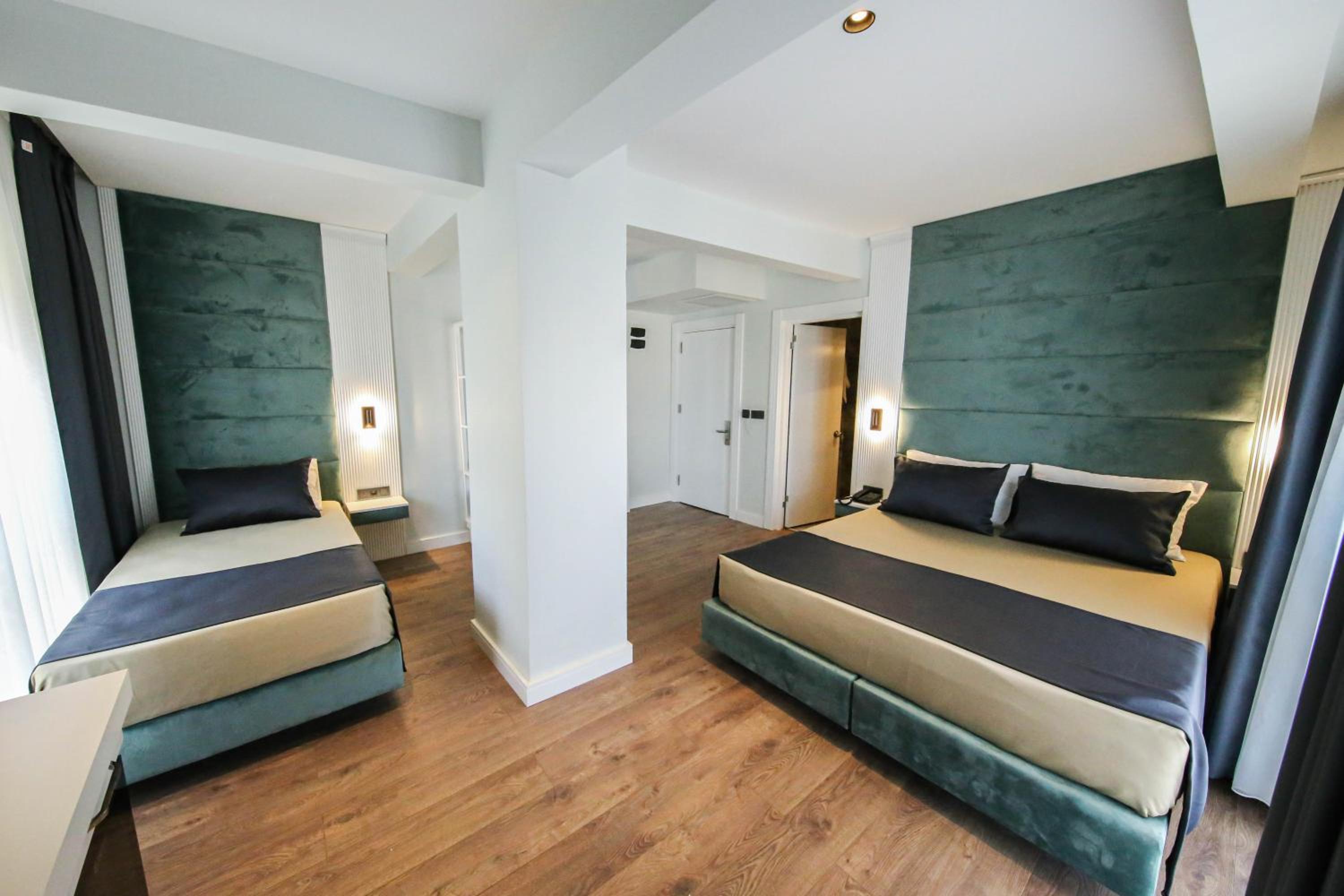 Superior Family Room thumbnail 6