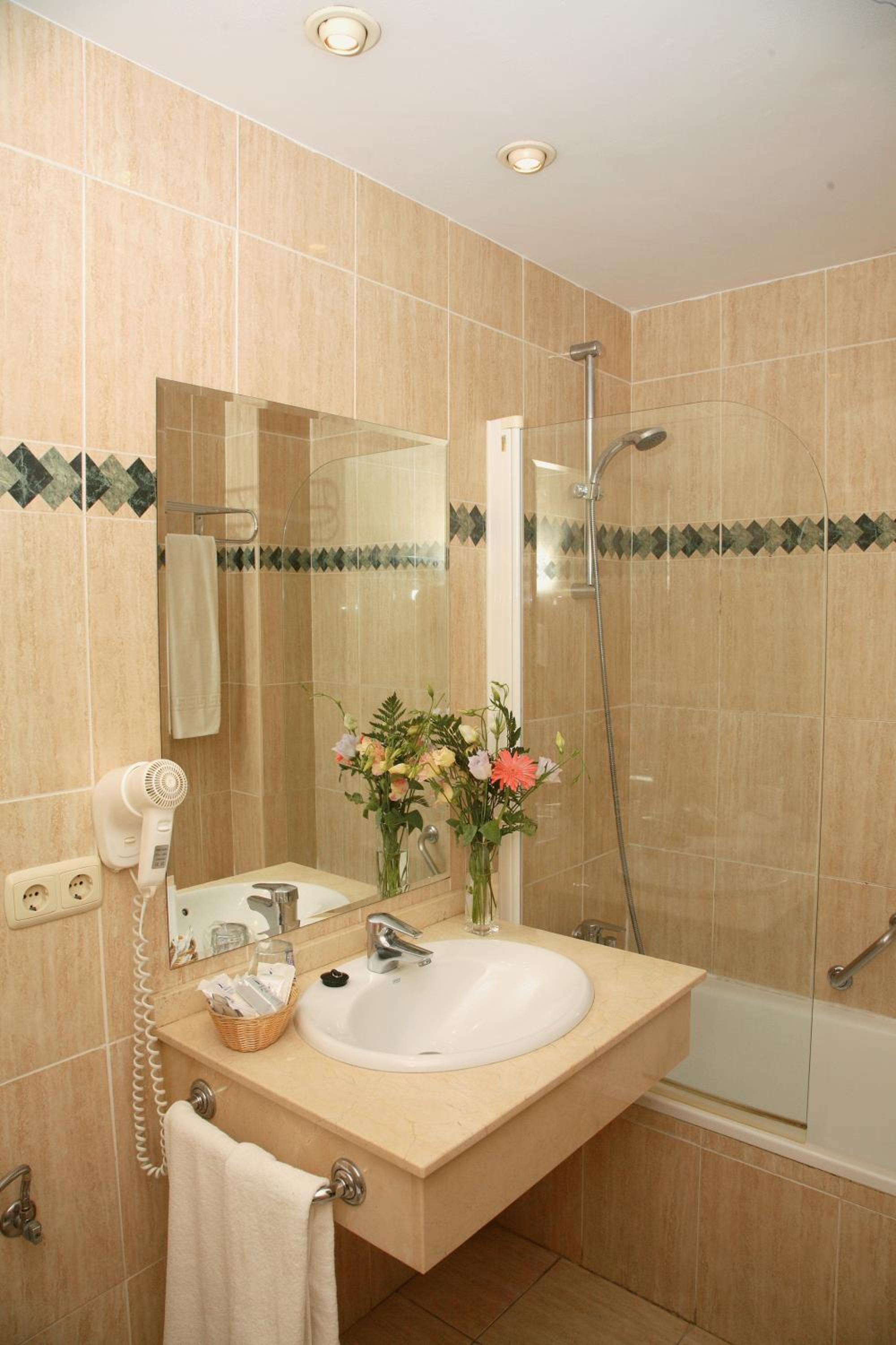 Studio with Side Sea View (1-2 Adults) - Photo 6