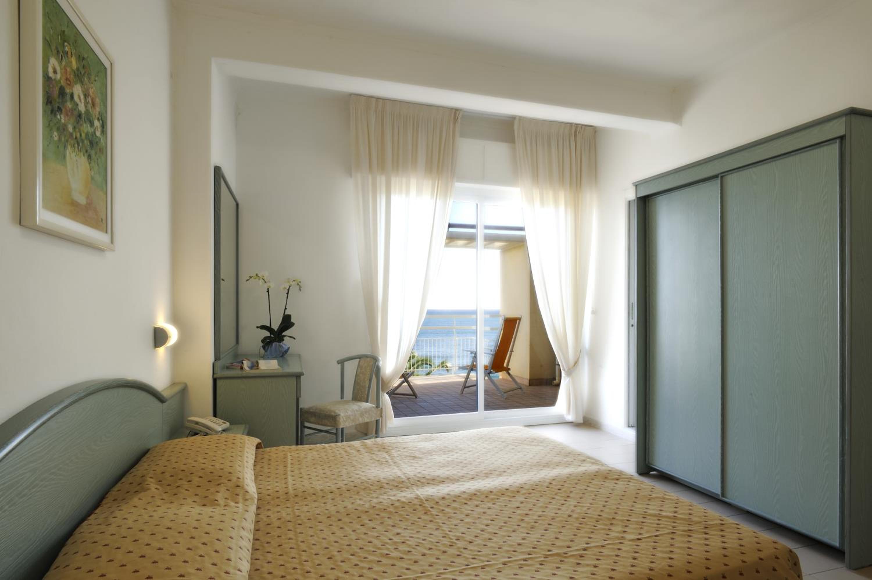 Double or Twin Room with Sea View photo 2